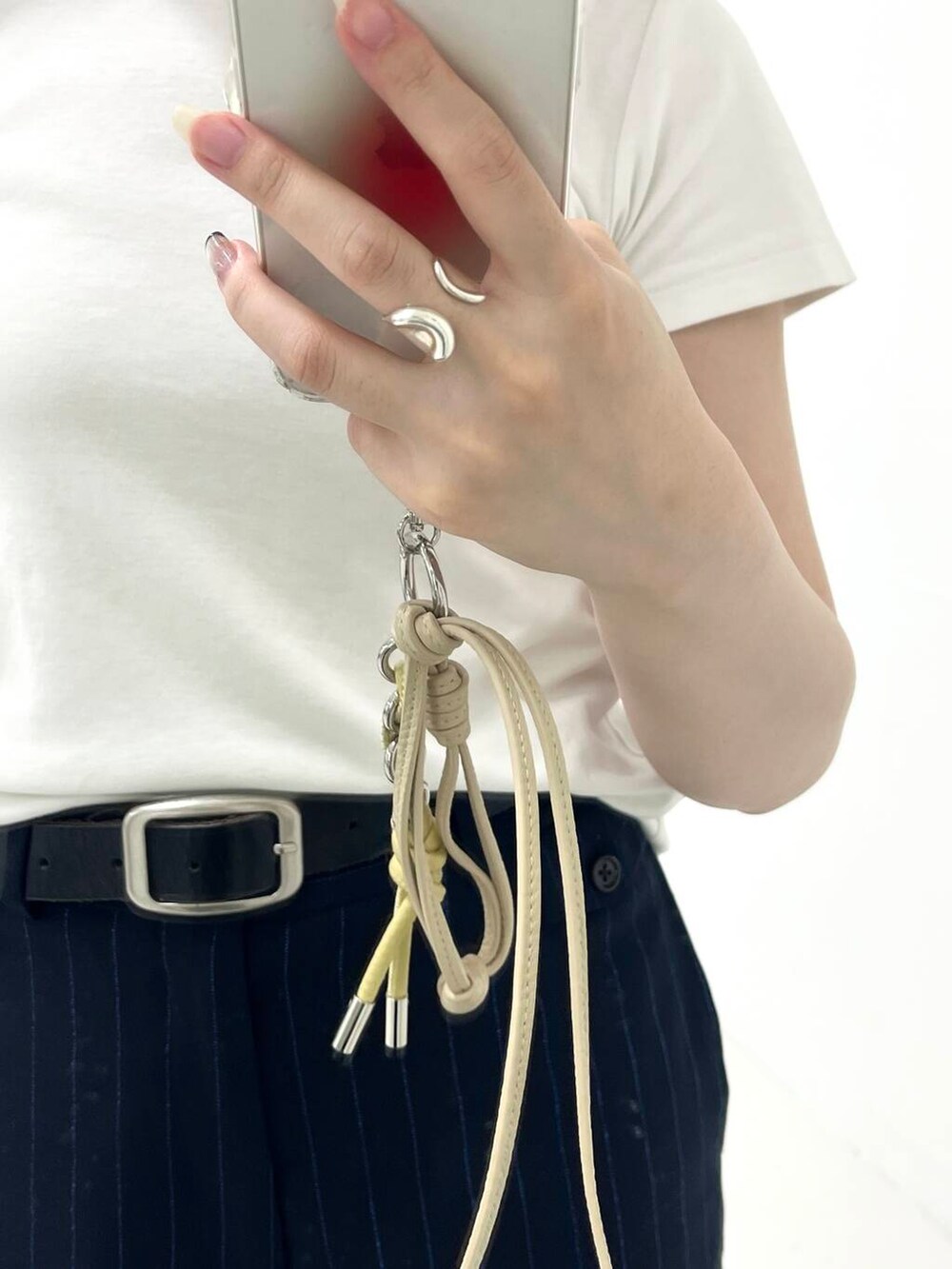 ベージュ系のキーホルダーを着用したレディースの夏コーディネートの4枚目の写真