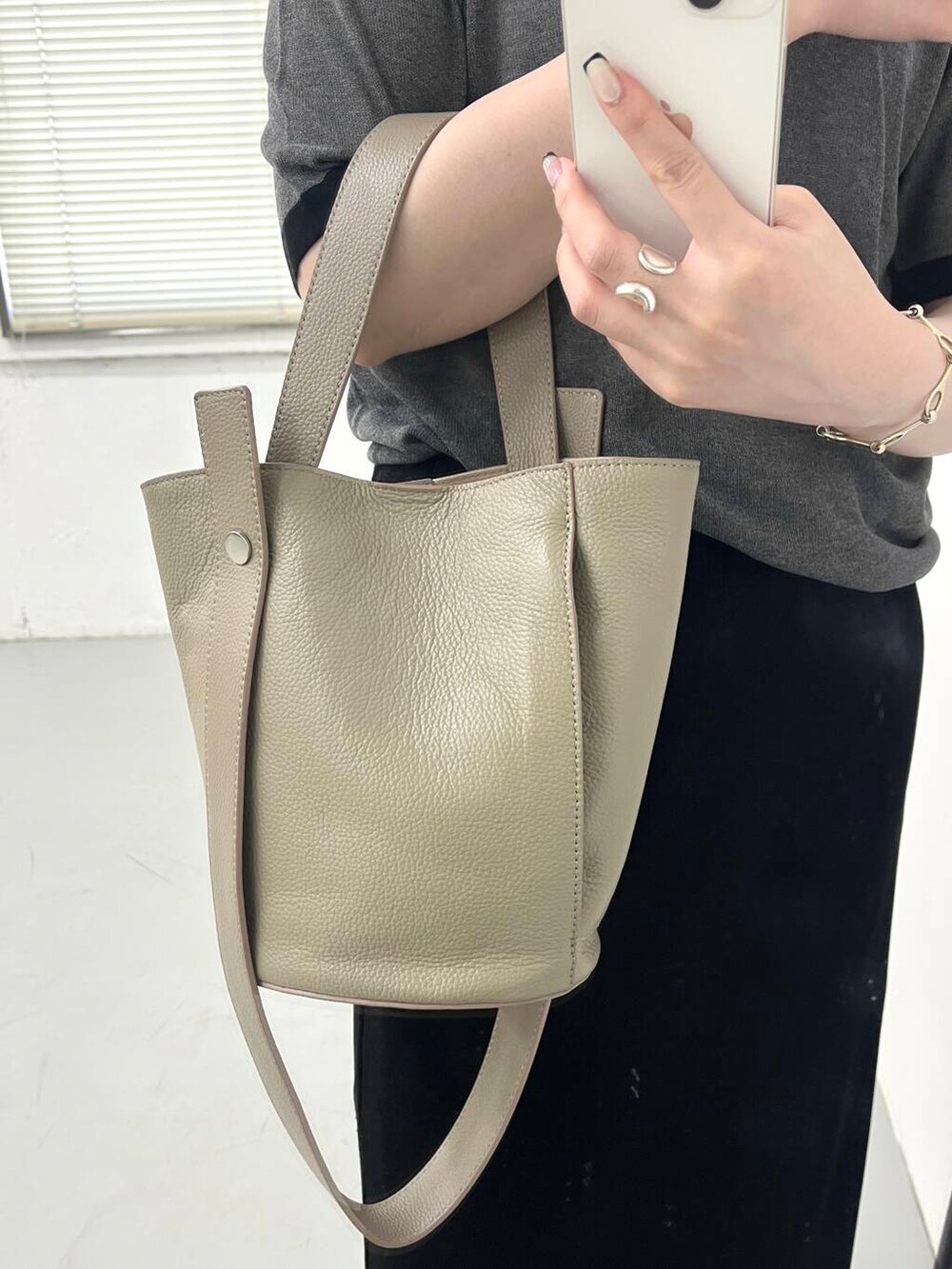 ベージュ系のショルダーバッグを着用したレディースの夏コーディネートの3枚目の写真