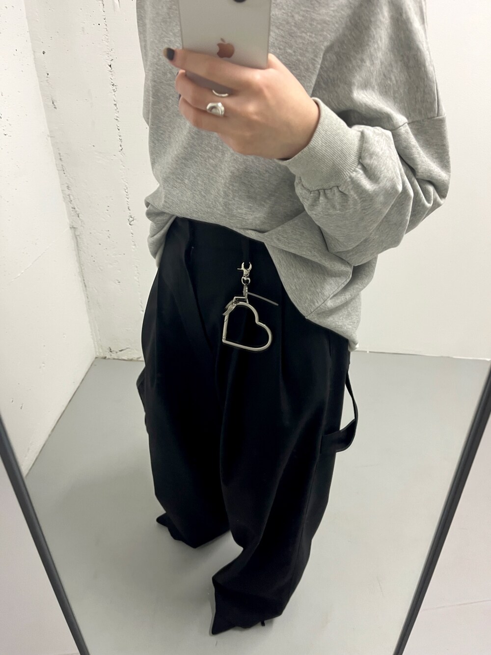 ブラック系のハンドバッグ、シルバー系のキーケース/キーアクセサリーを着用したレディースの冬コーディネートの3枚目の写真