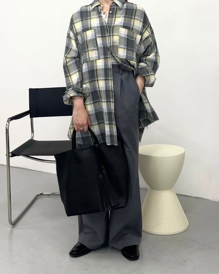 ブラック系のローファー、グレー系のその他パンツ、グレー系のシャツ/ブラウスを着用したレディースの秋コーディネートの2枚目の写真