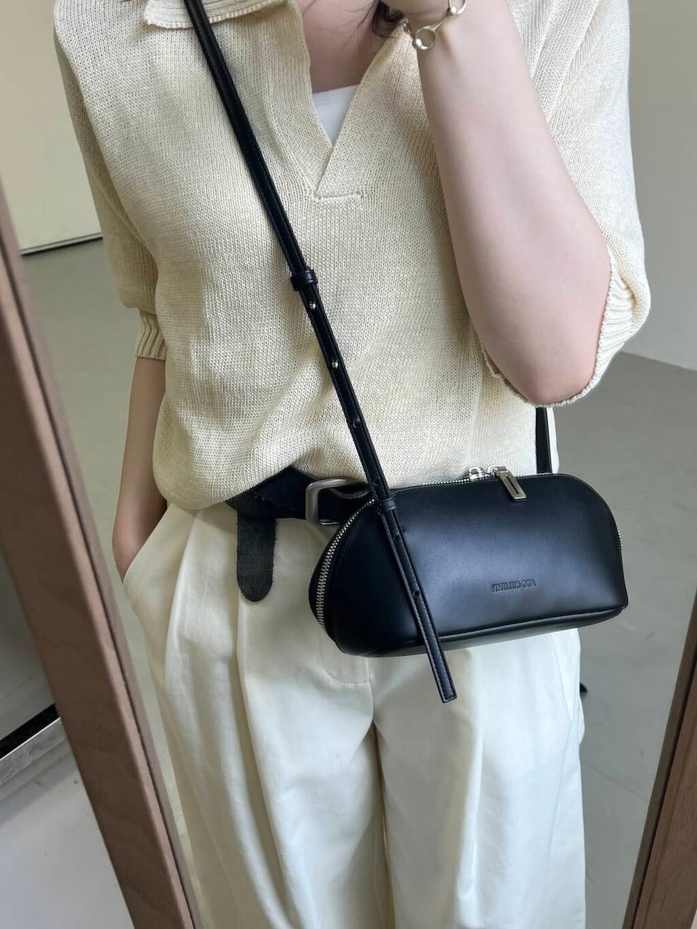 ホワイト系のその他パンツ、ブラック系のサンダル、ベージュ系のニット/セーターを着用したレディースの夏コーディネートの2枚目の写真