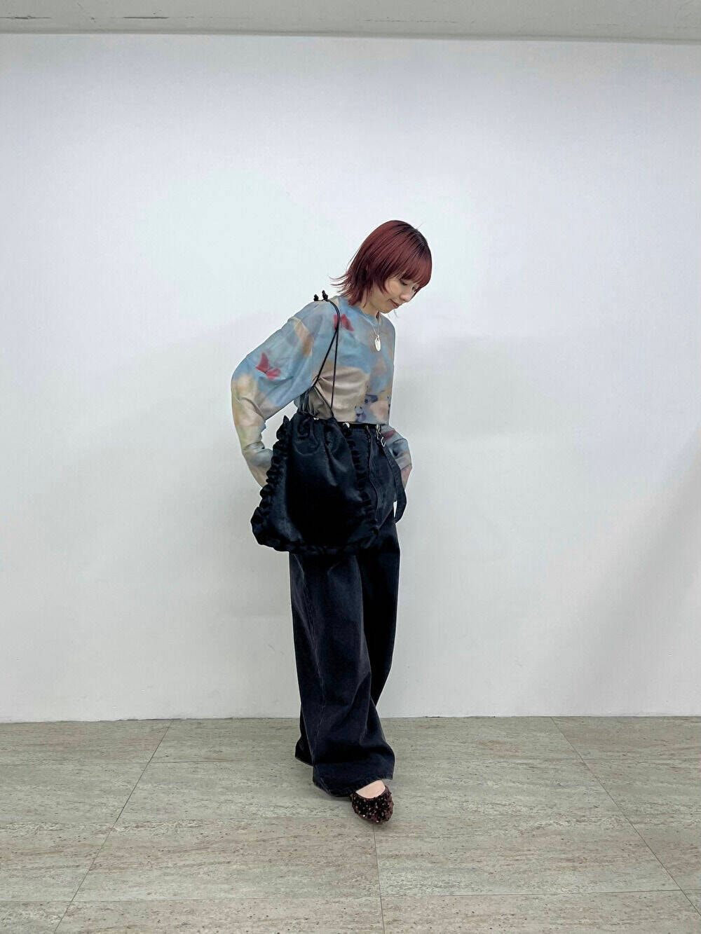 ブラック系のサロペット/オーバーオール、ブルー系のTシャツ/カットソー、ブラウン系のその他シューズを着用したレディースの夏コーディネートの2枚目の写真