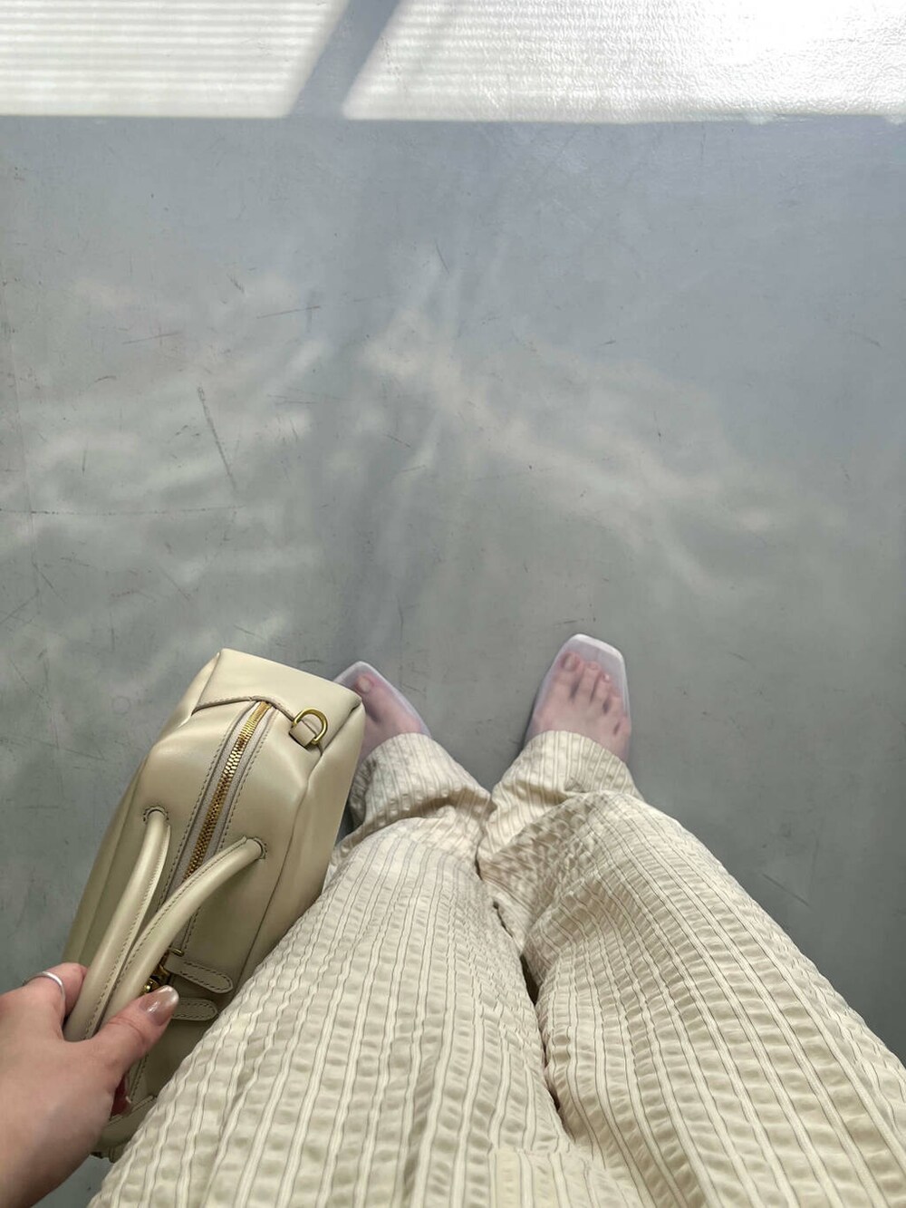 ホワイト系のバレエシューズ、ホワイト系のハンドバッグを着用したレディースの夏コーディネートの2枚目の写真