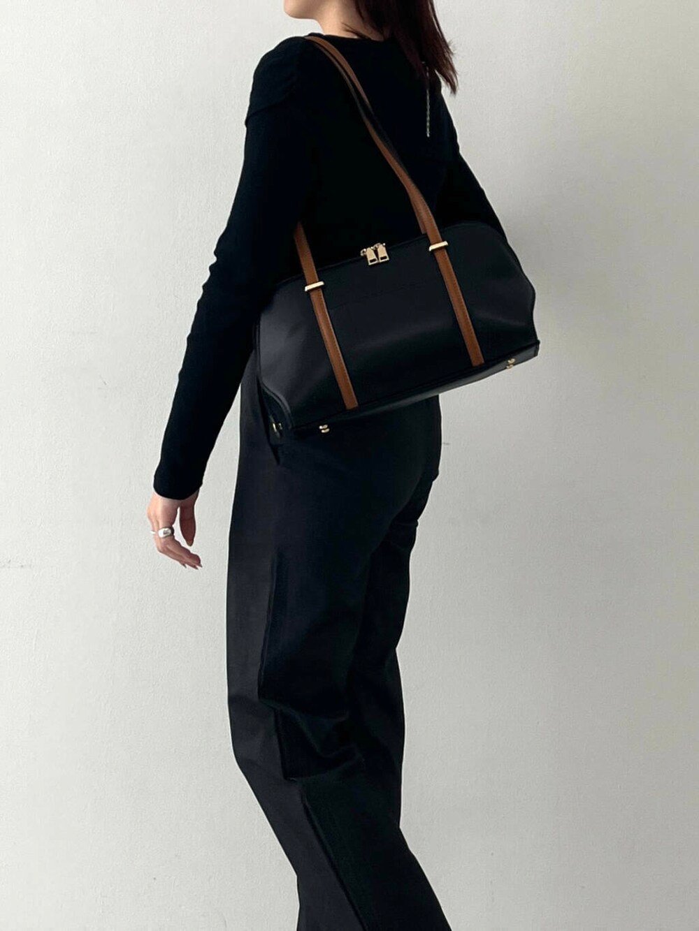 ブラック系のその他パンツ、ブラック系のブーツ、ブラック系のTシャツ/カットソーを着用したレディースの秋コーディネートの3枚目の写真