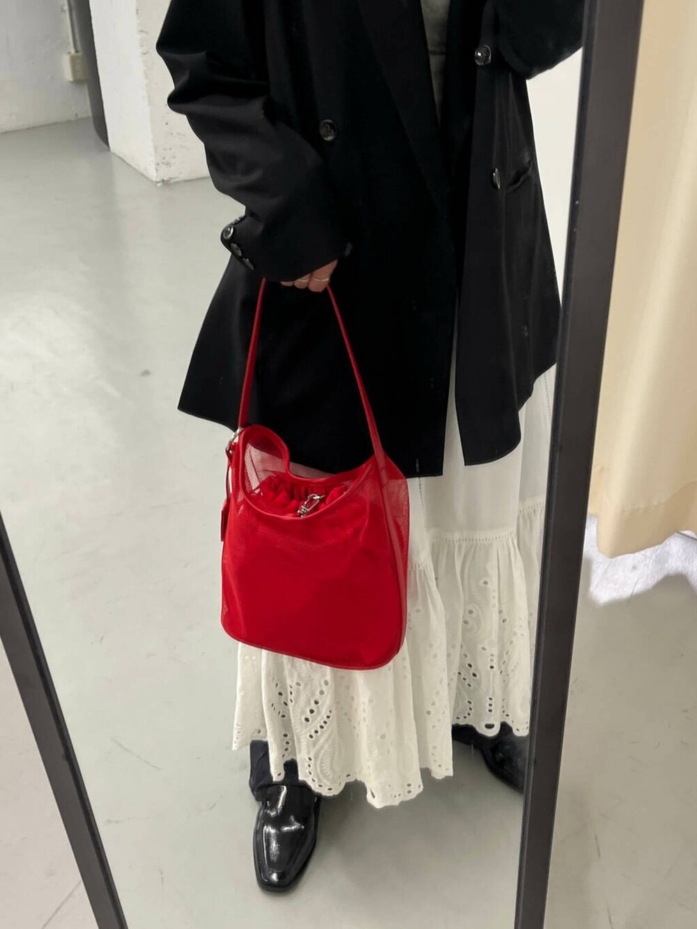 ブラック系のローファー、ブラック系のその他アウター、レッド系のショルダーバッグを着用したレディースの春コーディネートの2枚目の写真
