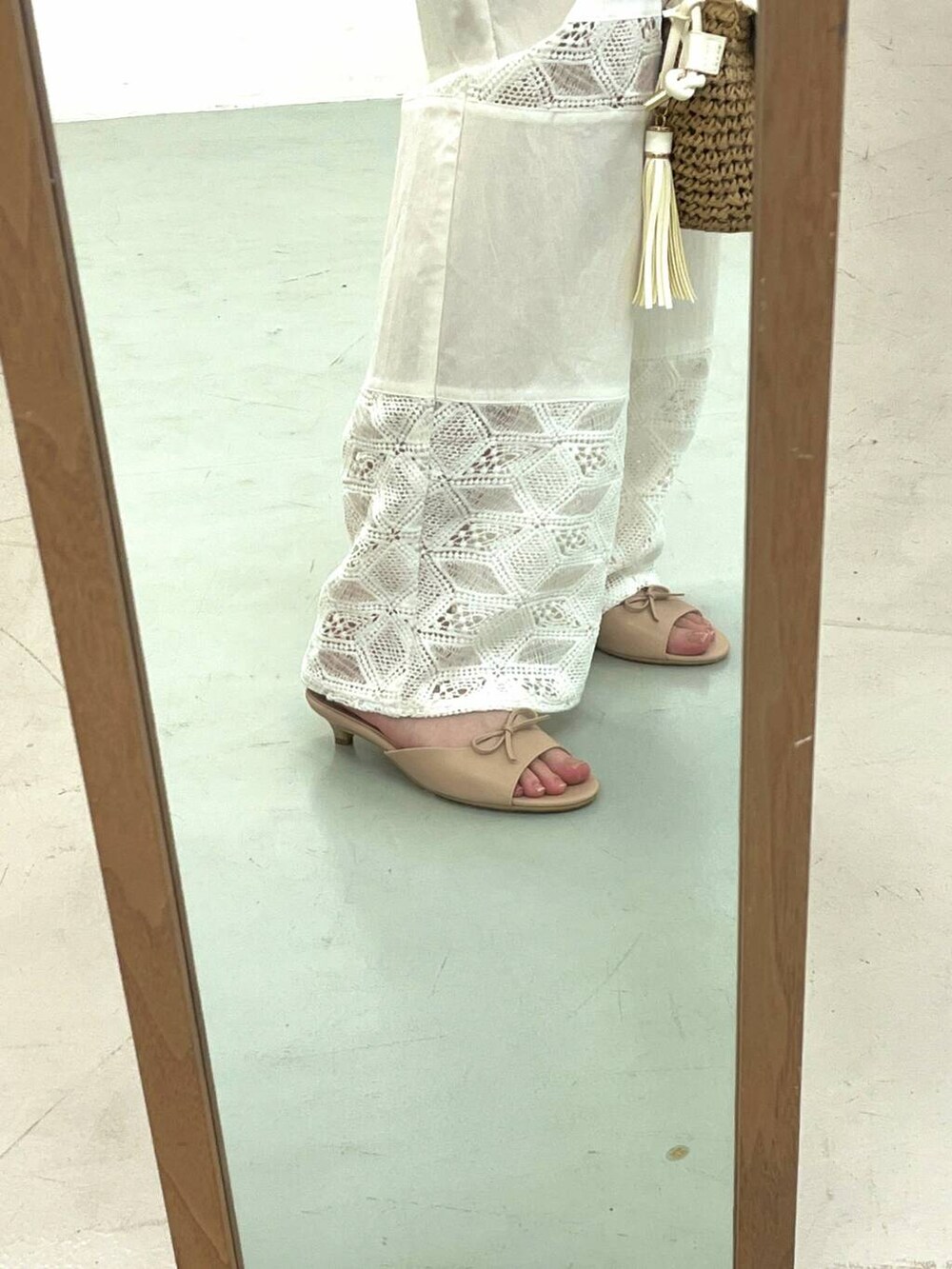 イエロー系のショルダーバッグ、ホワイト系のその他パンツ、ベージュ系のサンダルを着用したレディースの春コーディネートの3枚目の写真