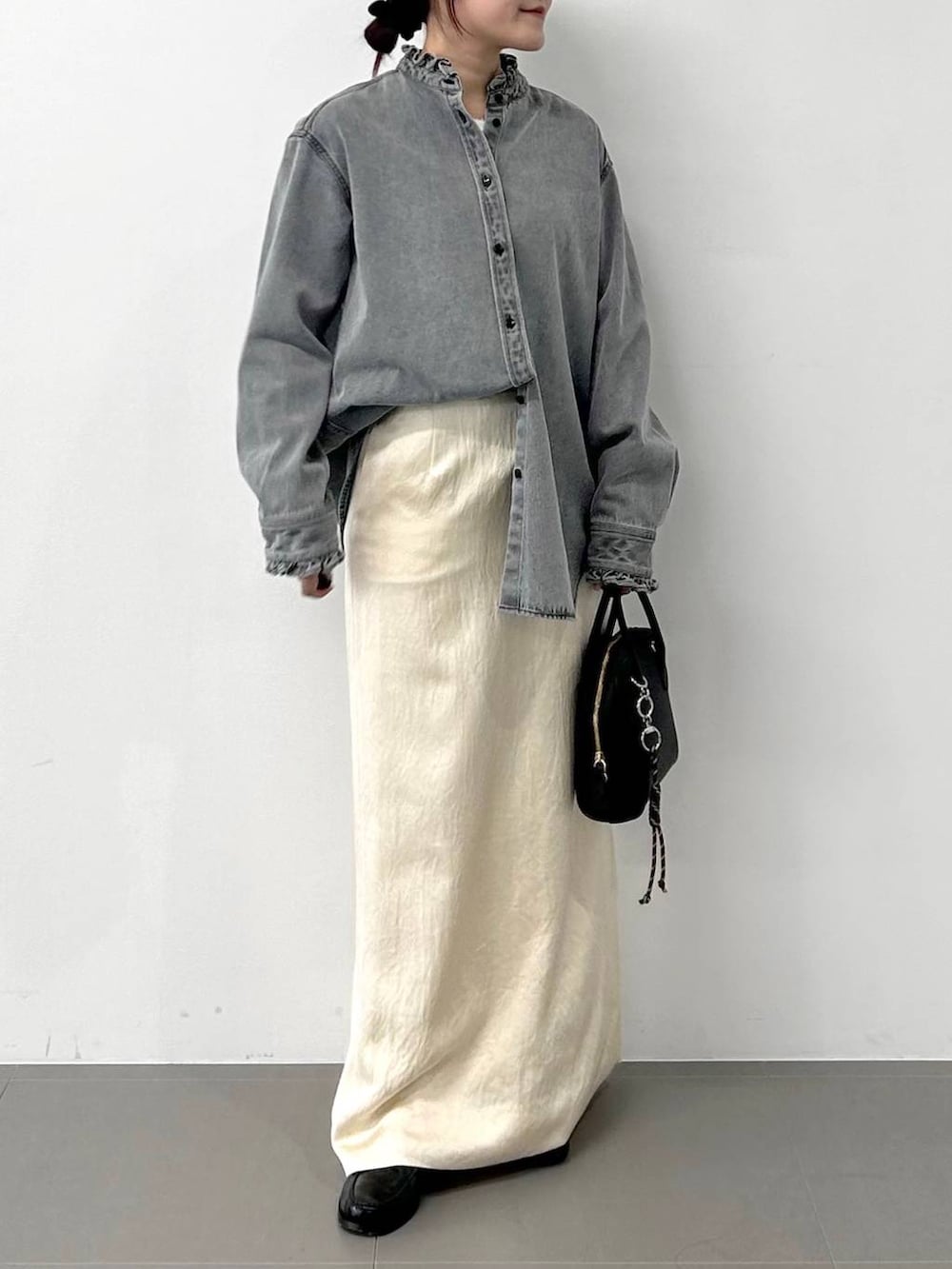 グレー系のシャツ/ブラウス、ホワイト系のスカートを着用したレディースの冬コーディネートの4枚目の写真