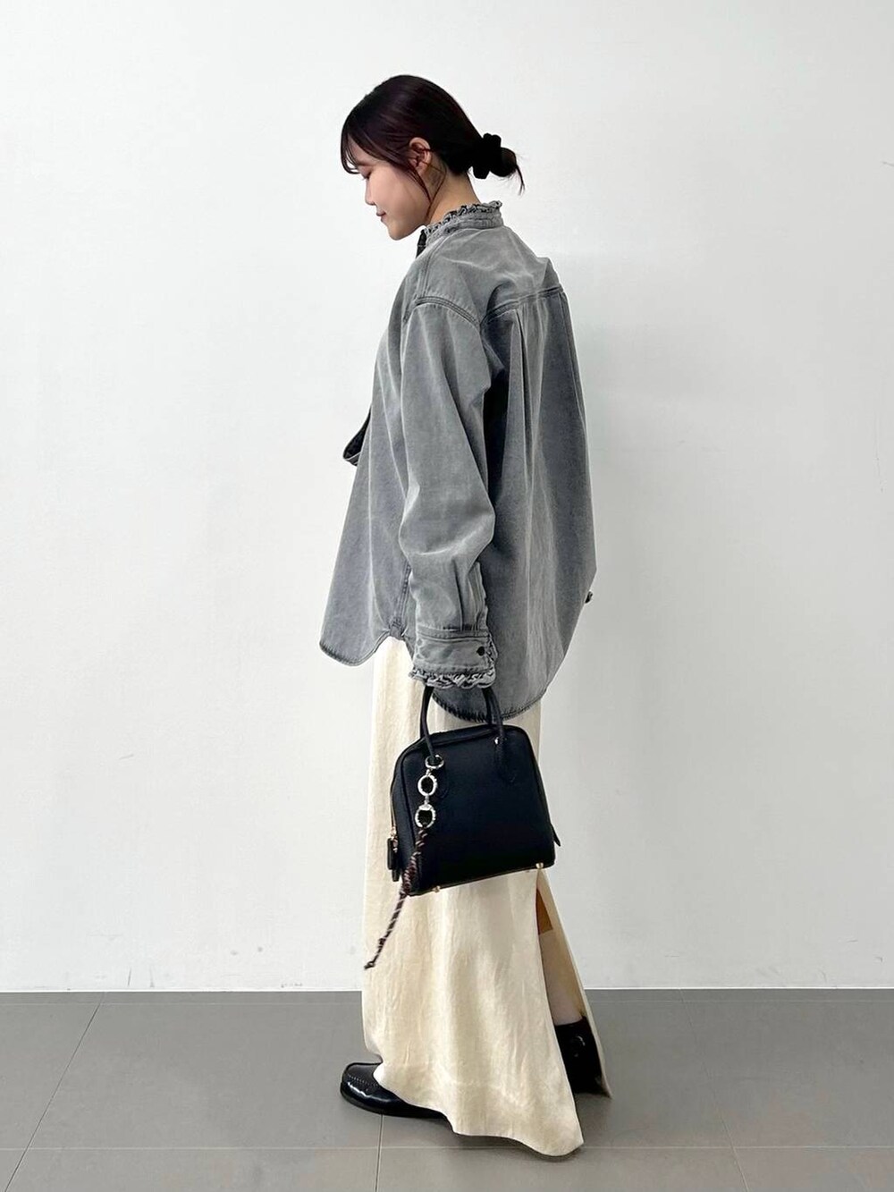 グレー系のシャツ/ブラウス、ホワイト系のスカートを着用したレディースの冬コーディネートの2枚目の写真