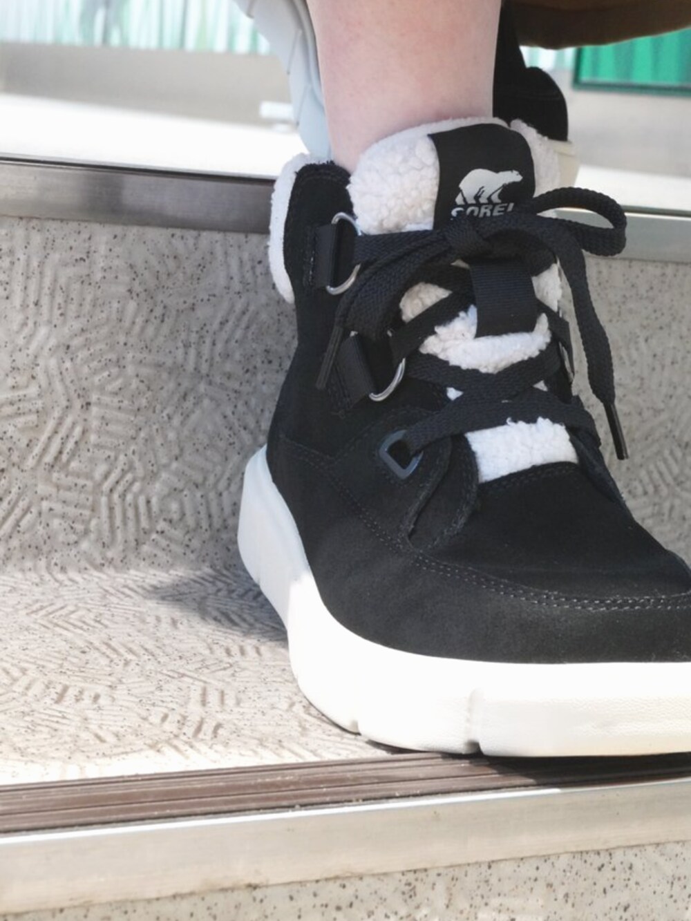 ブラック系のブーツを着用したレディースの秋コーディネートの2枚目の写真