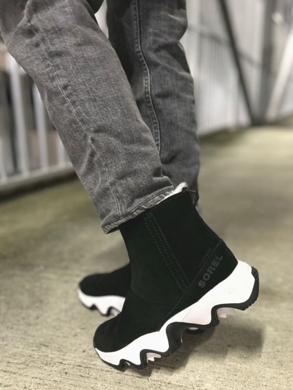 ブラック系のブーツを着用したレディースの秋コーディネートの2枚目の写真