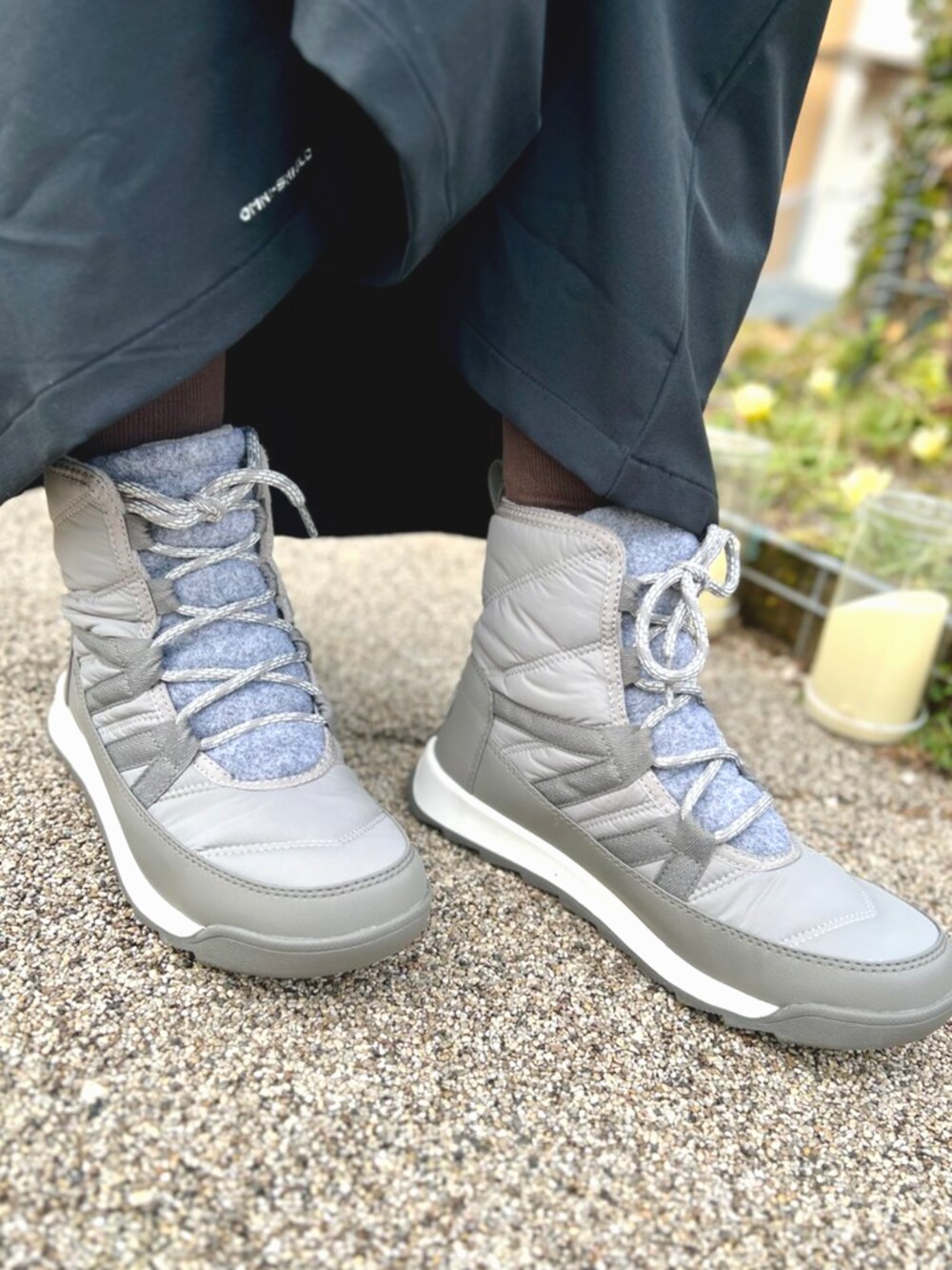 グレー系のブーツを着用したレディースの冬コーディネートの2枚目の写真