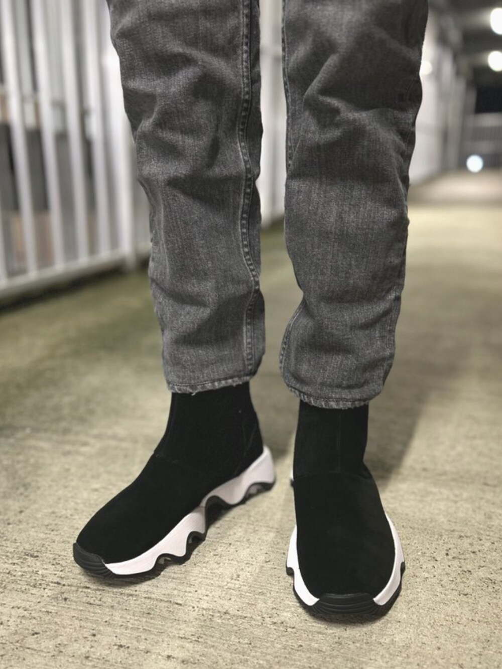 ブラック系のブーツを着用したレディースの秋コーディネートの3枚目の写真