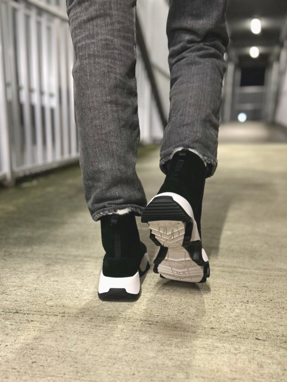 ブラック系のブーツを着用したレディースの秋コーディネートの4枚目の写真