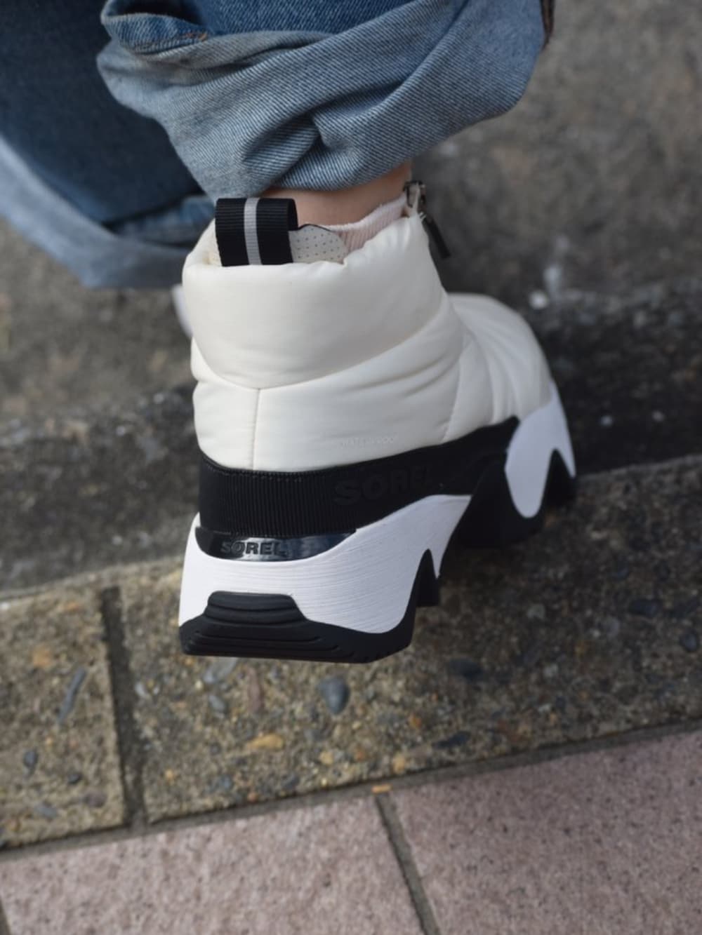 ホワイト系のブーツを着用したレディースの冬コーディネートの3枚目の写真