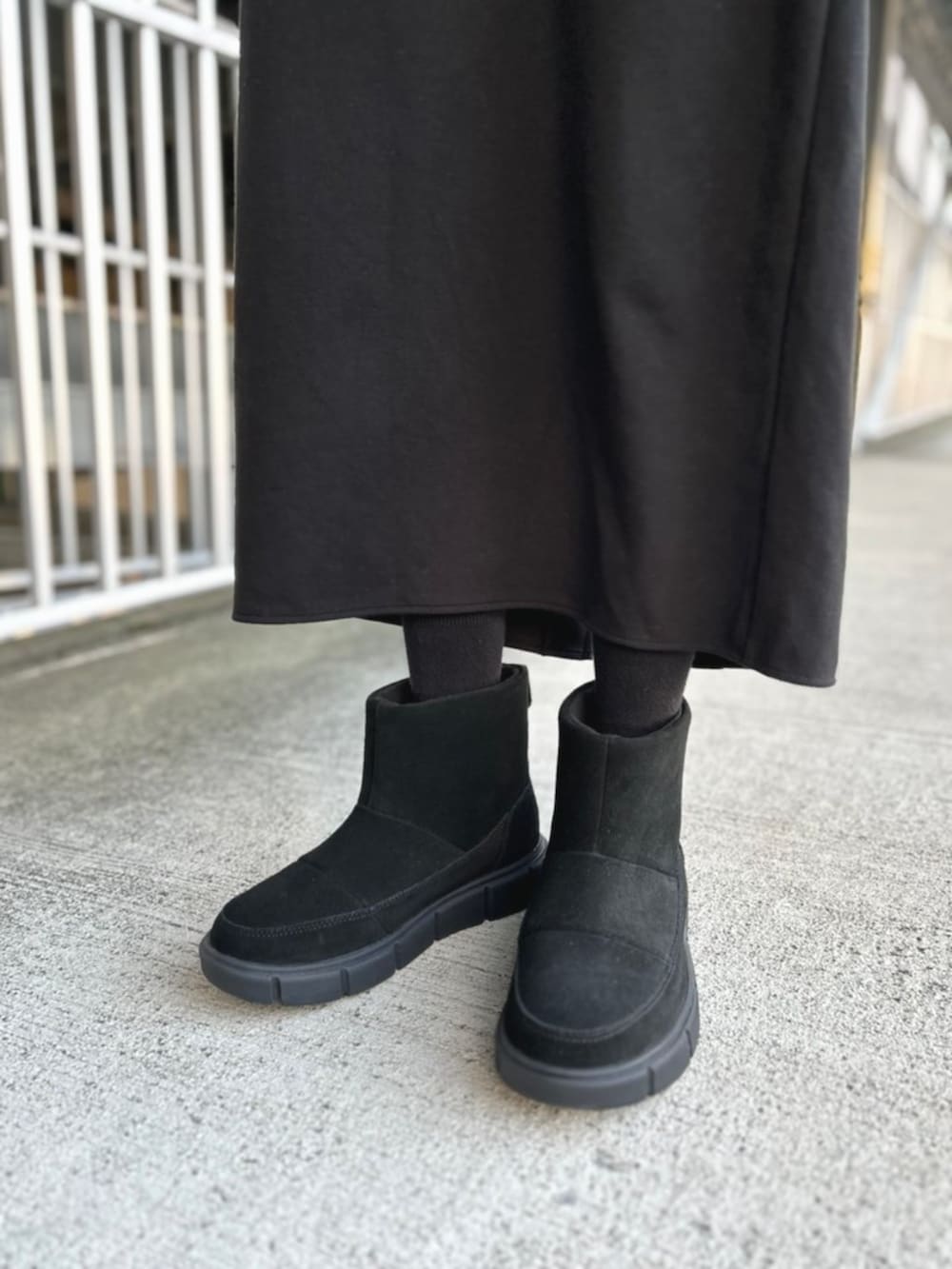 ブラック系のブーツを着用したレディースの冬コーディネートの2枚目の写真