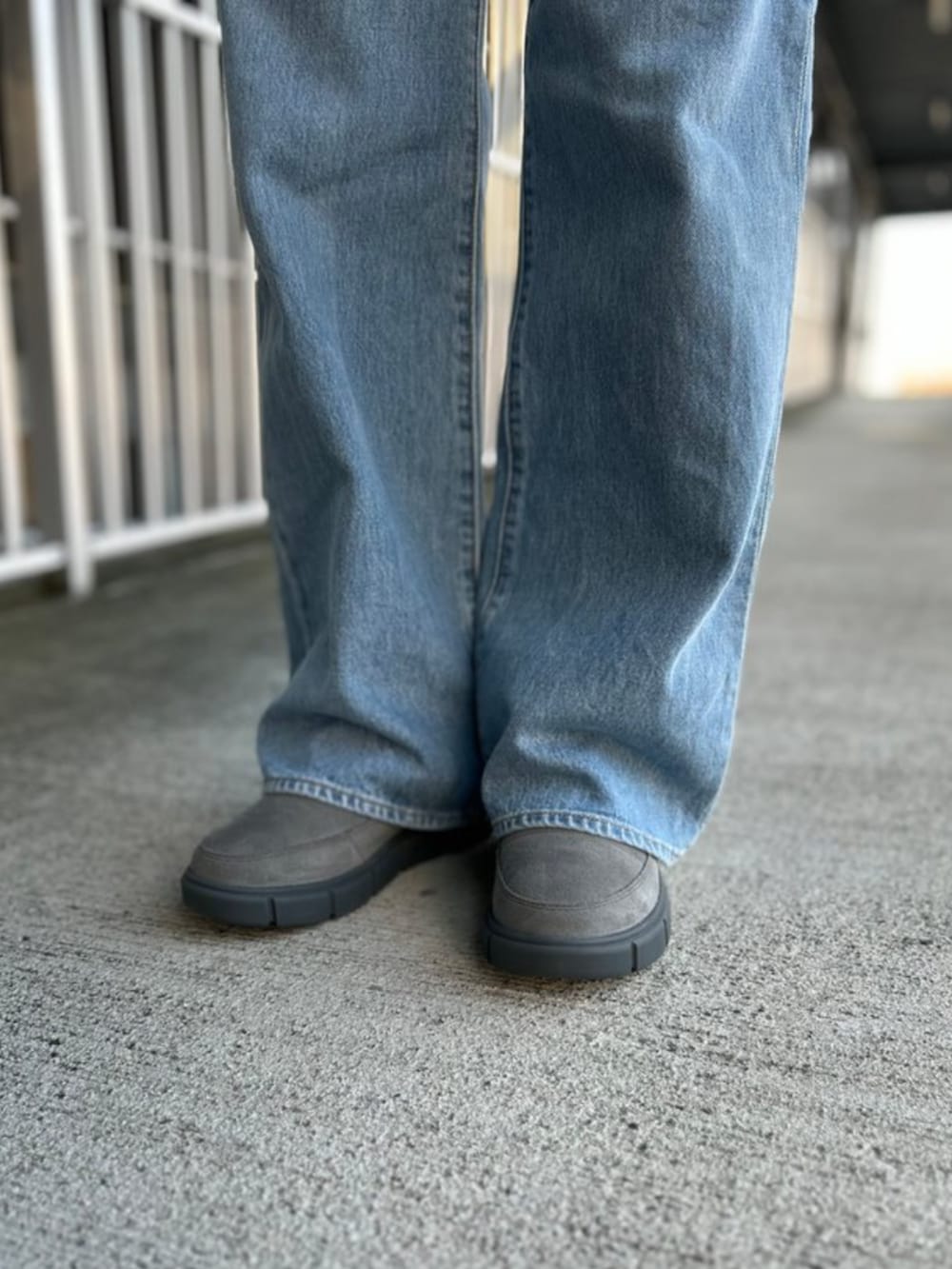 グレー系のブーツを着用したレディースの秋コーディネートの2枚目の写真