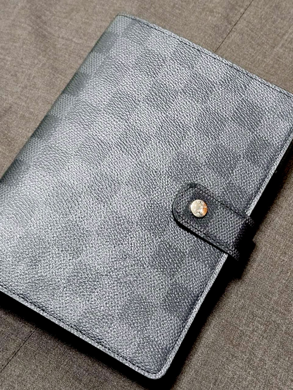 「手帳、LOUIS  VUITTON、ダミエ」｜「LOUIS VUITTONのアイテム（その他小物、ブラック系）」を使った、安川大仁(やすかわだいじん)さん（メンズ・165cm）の春コーディネートの2枚目の写真