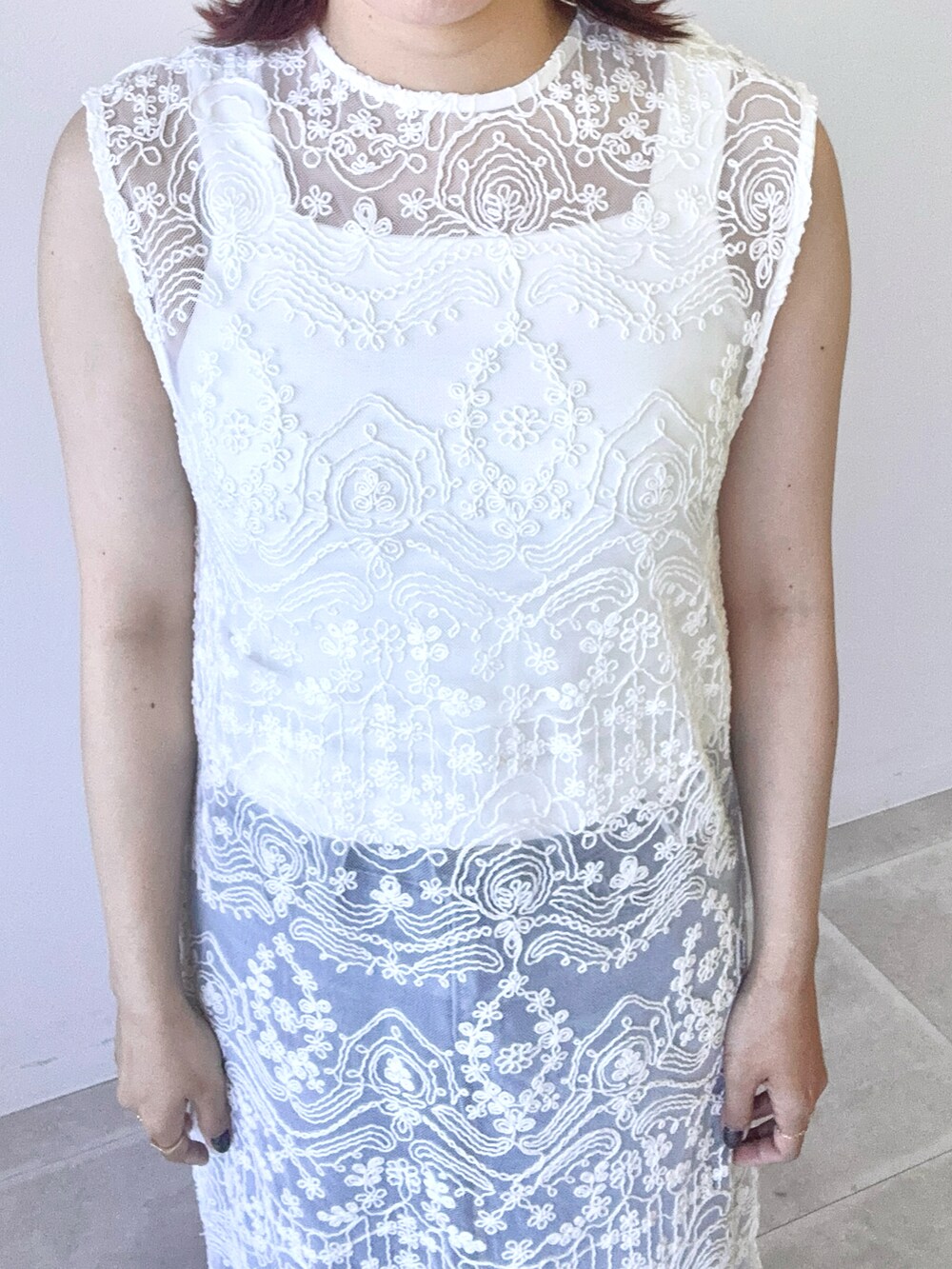 ホワイト系のワンピース、ホワイト系のタンクトップ、ブルー系のデニムパンツを着用したレディースの春コーディネートの4枚目の写真