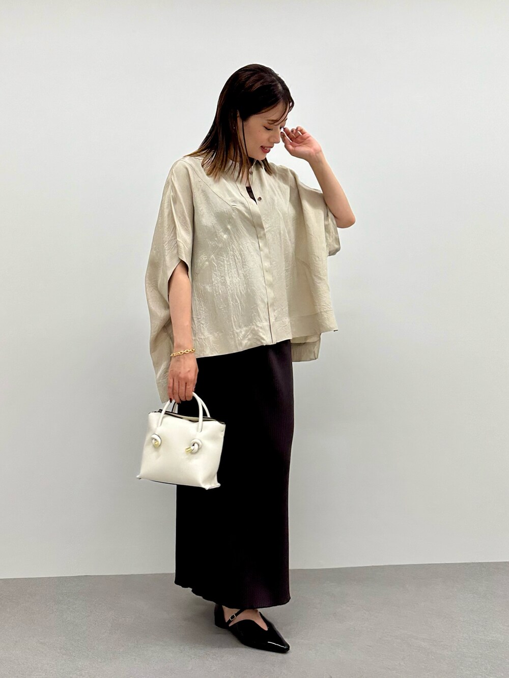「リラックススタイル、秋服準備はじめました、高身長コーデ、パンプス、ブラウスコーデ、オトナカジュアル、大人カジュアル、オトナカジュアルコーデ、グレディブリリアン(Gready Brilliant)、タイトスカートコーデ、シャツコーデ、エナメルシューズ、30代コーデ、30代ファッション」|「Gready BrilliantのAceタフタシャツ(シャツ/ブラウス、ベージュ系)」を使った、あやかさん(レディース・162cm)の夏コーディネートの4枚目の写真