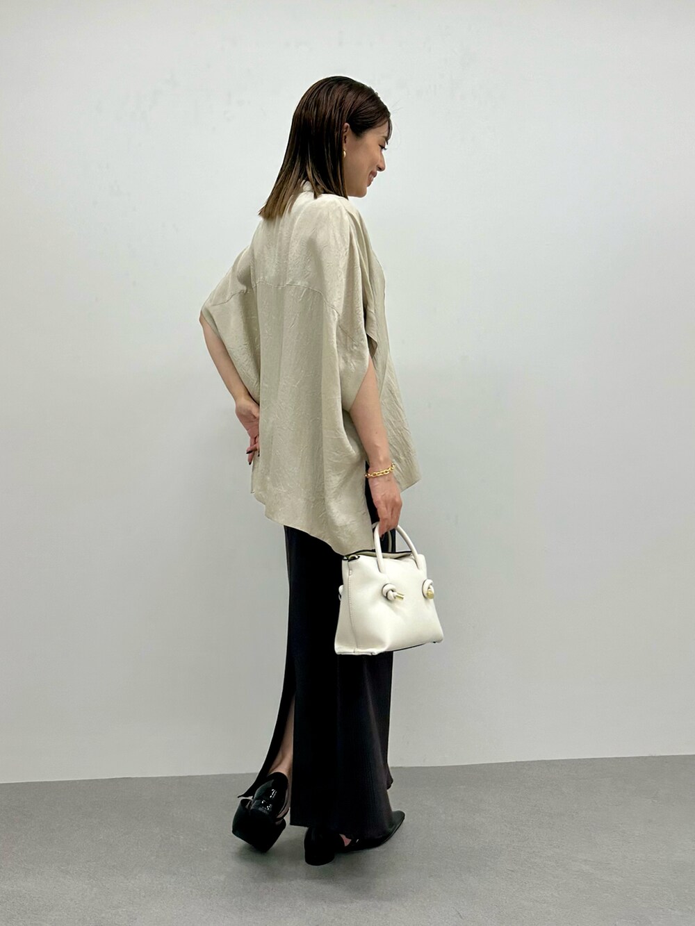 「リラックススタイル、秋服準備はじめました、高身長コーデ、パンプス、ブラウスコーデ、オトナカジュアル、大人カジュアル、オトナカジュアルコーデ、グレディブリリアン(Gready Brilliant)、タイトスカートコーデ、シャツコーデ、エナメルシューズ、30代コーデ、30代ファッション」|「Gready BrilliantのAceタフタシャツ(シャツ/ブラウス、ベージュ系)」を使った、あやかさん(レディース・162cm)の夏コーディネートの3枚目の写真