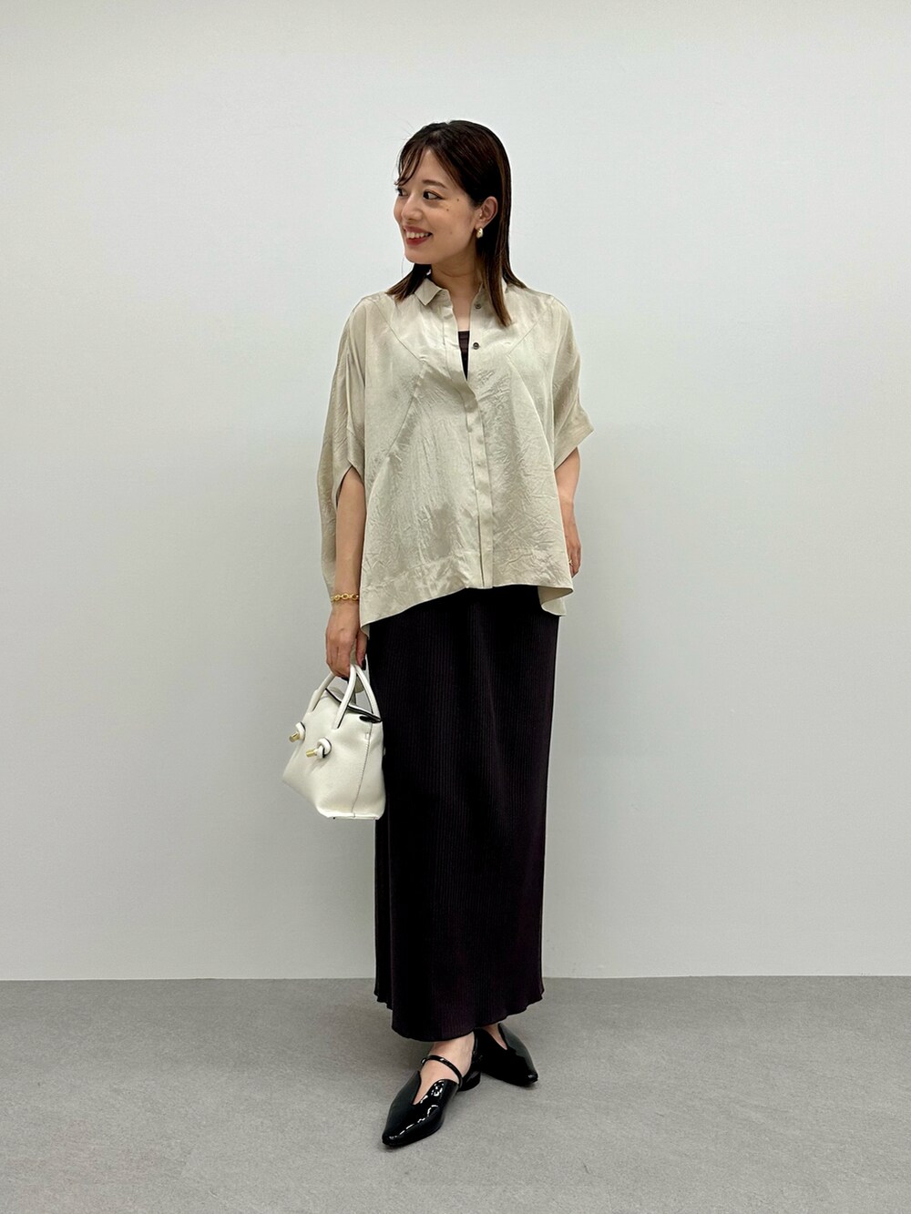 「リラックススタイル、秋服準備はじめました、高身長コーデ、パンプス、ブラウスコーデ、オトナカジュアル、大人カジュアル、オトナカジュアルコーデ、グレディブリリアン(Gready Brilliant)、タイトスカートコーデ、シャツコーデ、エナメルシューズ、30代コーデ、30代ファッション」|「Gready BrilliantのAceタフタシャツ(シャツ/ブラウス、ベージュ系)」を使った、あやかさん(レディース・162cm)の夏コーディネートの5枚目の写真