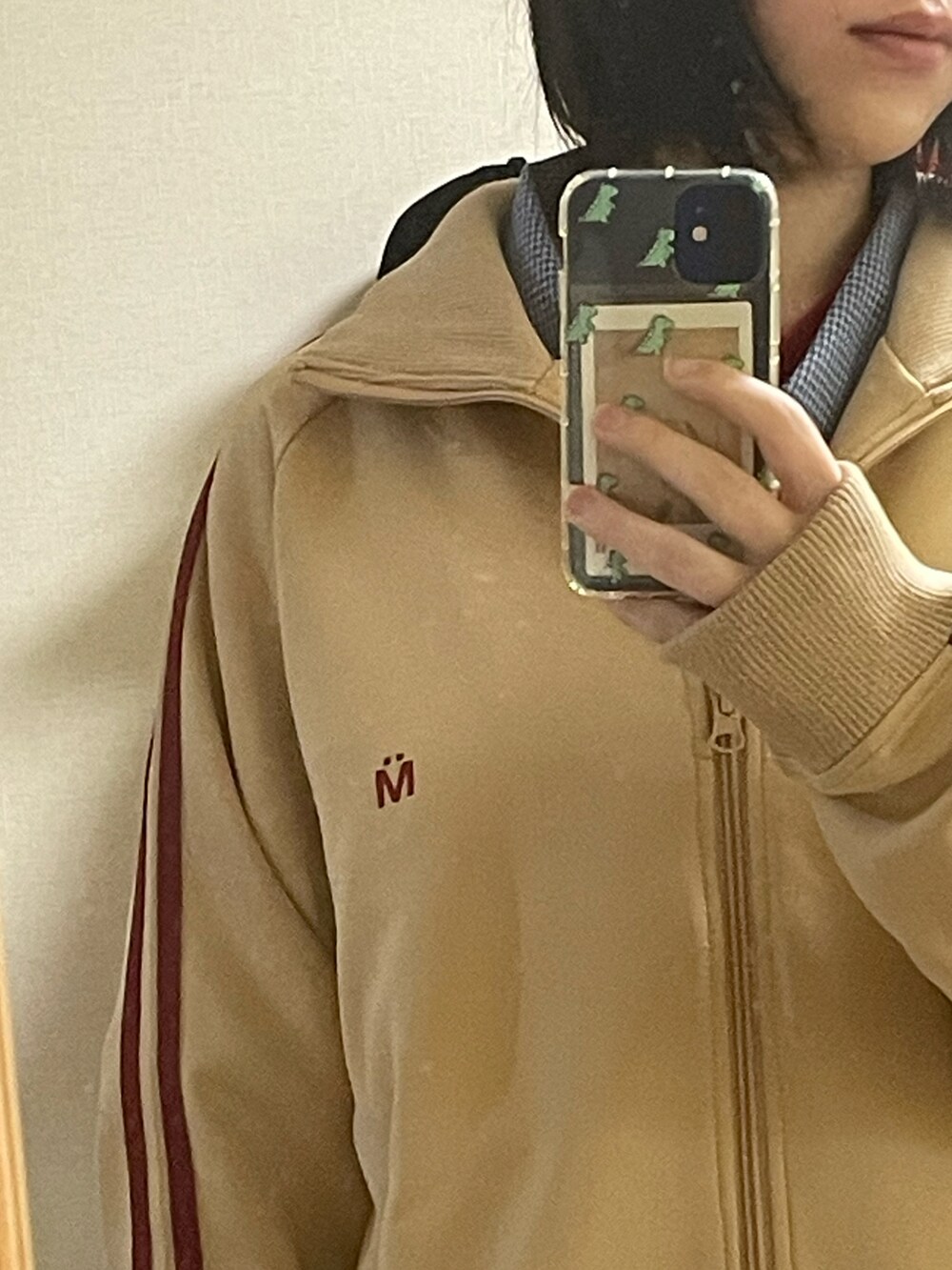 ブルー系のシャツ/ブラウス、ブルー系のその他パンツ、その他のソックス/靴下を着用したレディースの春コーディネートの2枚目の写真