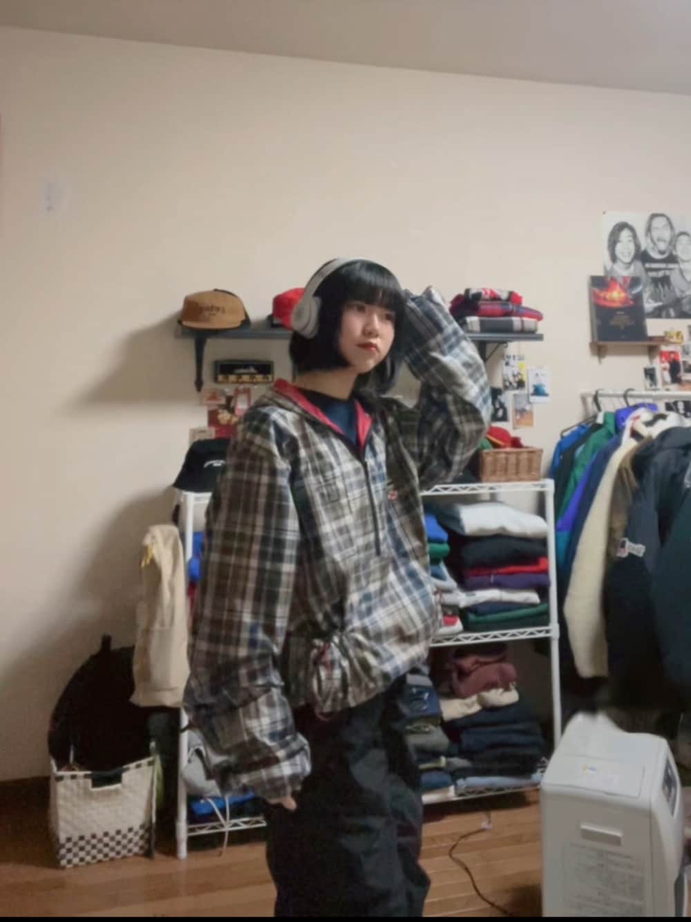 グリーン系のナイロンジャケットを着用したレディースの春コーディネートの2枚目の写真