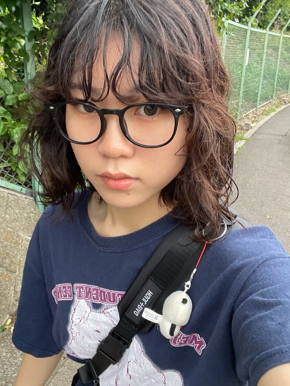 ブルー系のデニムパンツ、ブルー系のTシャツ/カットソー、ブラック系のスニーカーを着用したレディースの夏コーディネートの2枚目の写真