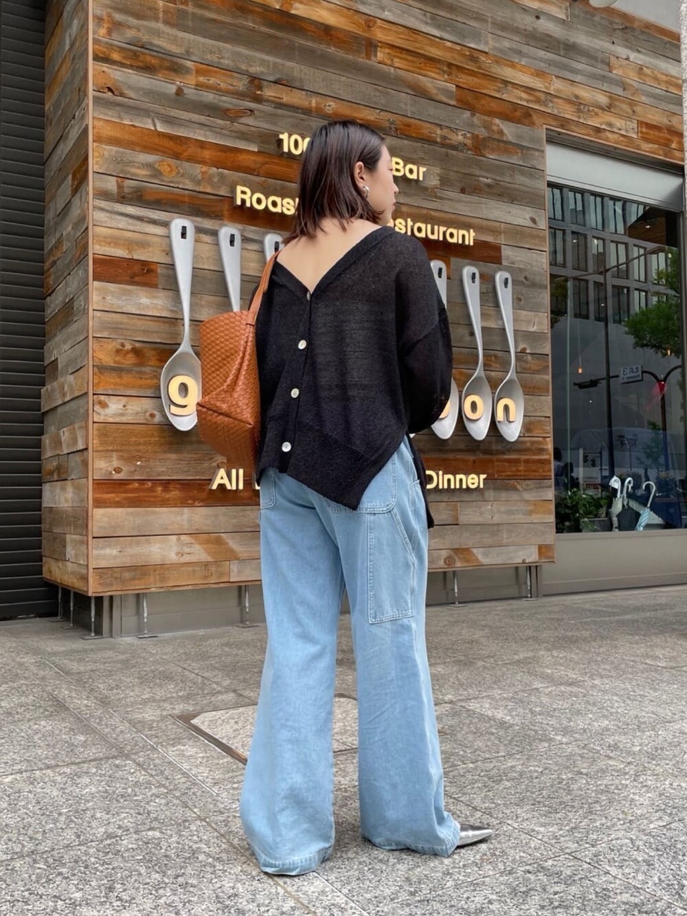 ブラック系のカーディガン/ボレロ、ブルー系のデニムパンツ、ブラウン系のベルトを着用したレディースの夏コーディネートの8枚目の写真