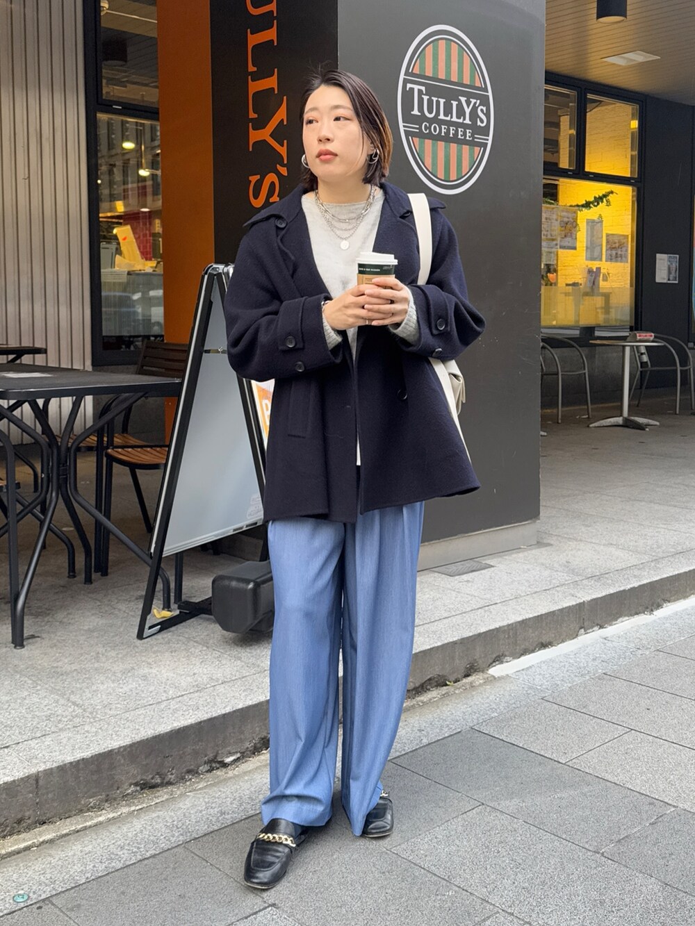 ブルー系のその他パンツ、ブルー系のその他アウター、グレー系のニット/セーターを着用したレディースの冬コーディネートの4枚目の写真