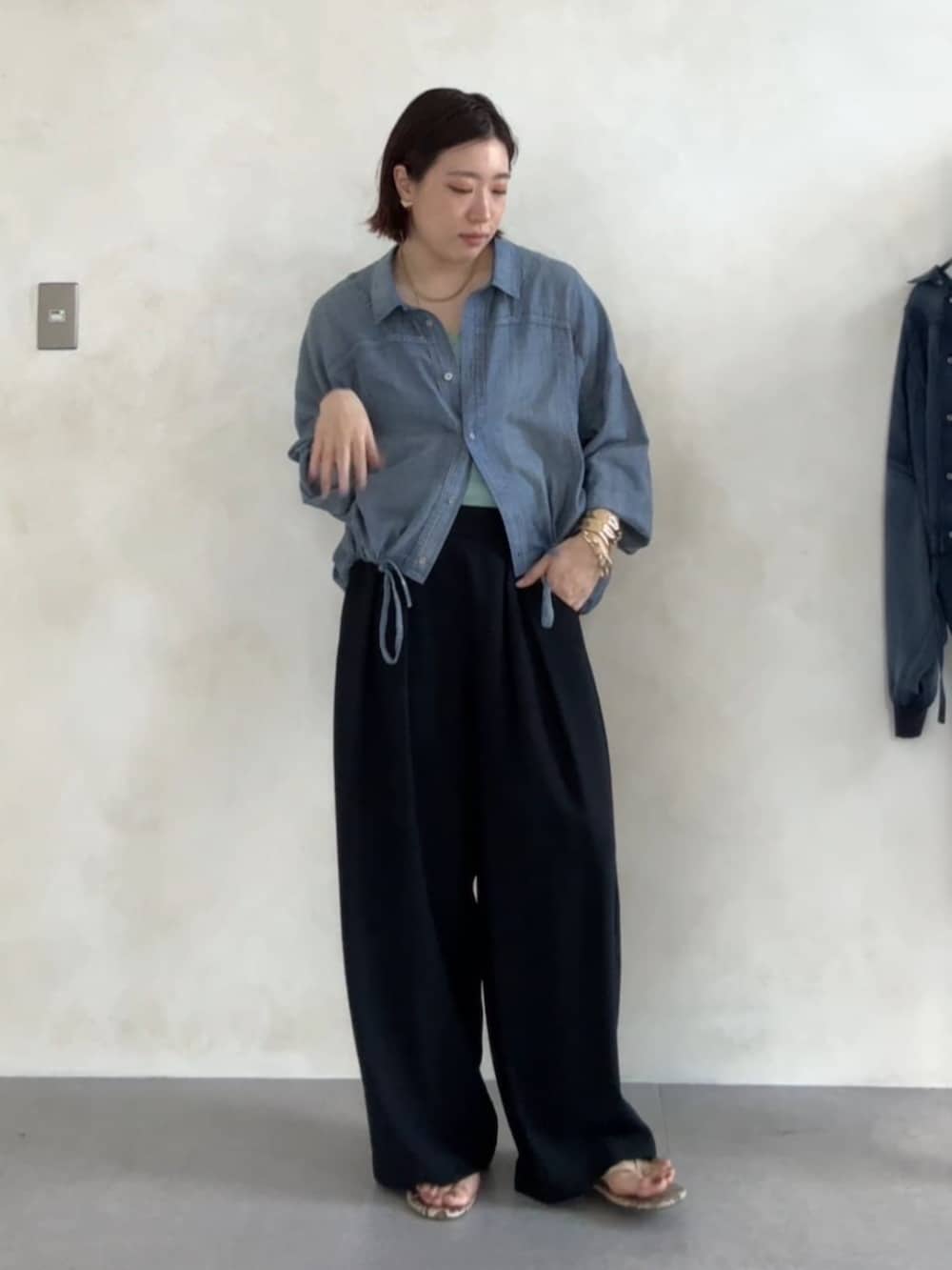 ブルー系のスラックス、ブルー系のシャツ/ブラウスを着用したレディースの夏コーディネートの2枚目の写真