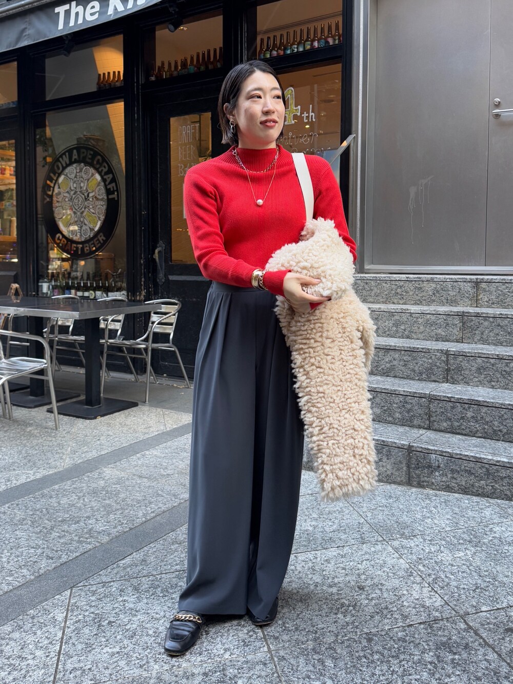 グレー系のスラックス、ホワイト系のショルダーバッグ、ベージュ系のカーディガン/ボレロを着用したレディースの冬コーディネートの8枚目の写真