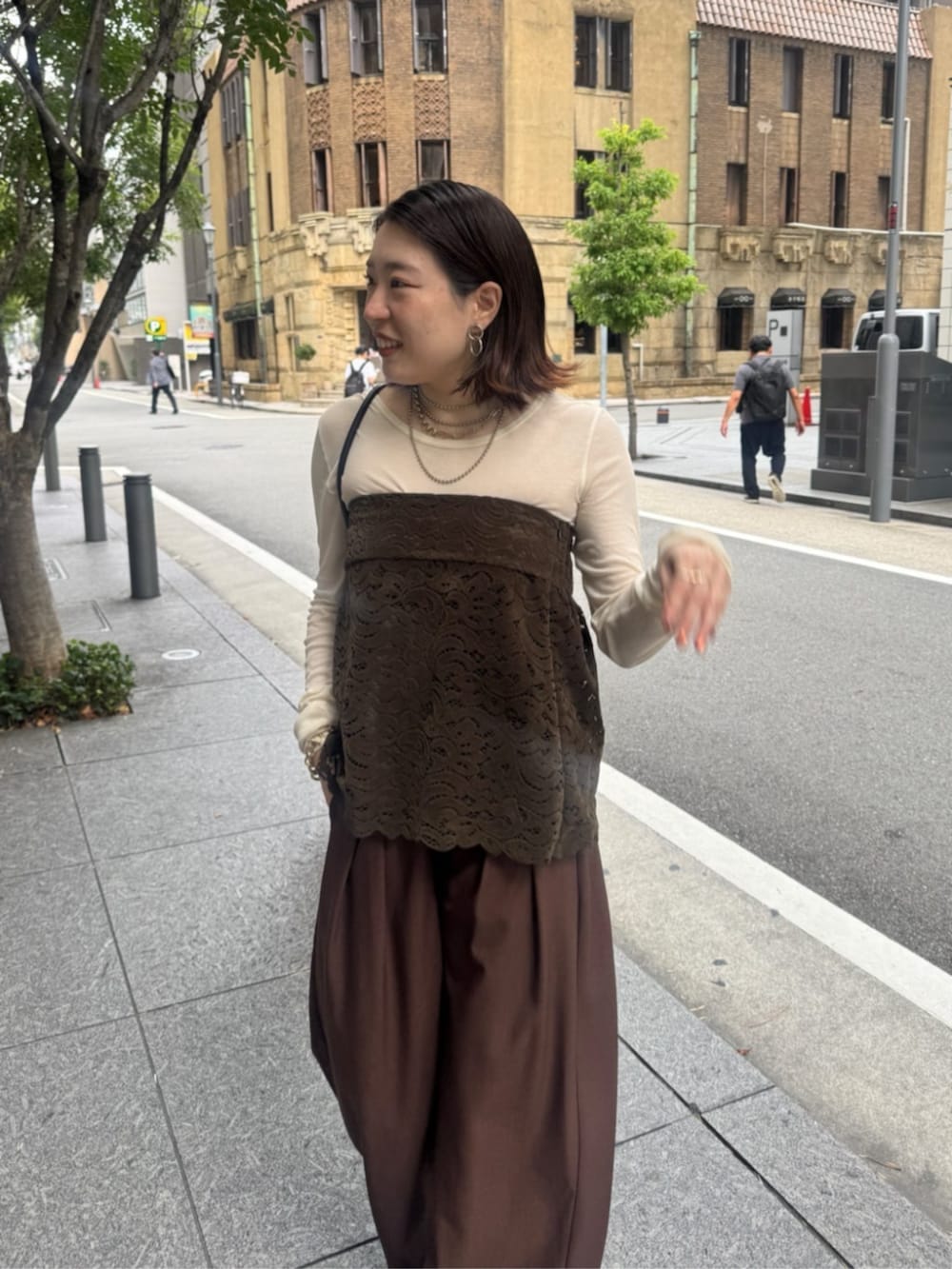 ホワイト系のTシャツ/カットソー、ブラック系のショルダーバッグ、ブラウン系のその他パンツを着用したレディースの秋コーディネートの6枚目の写真