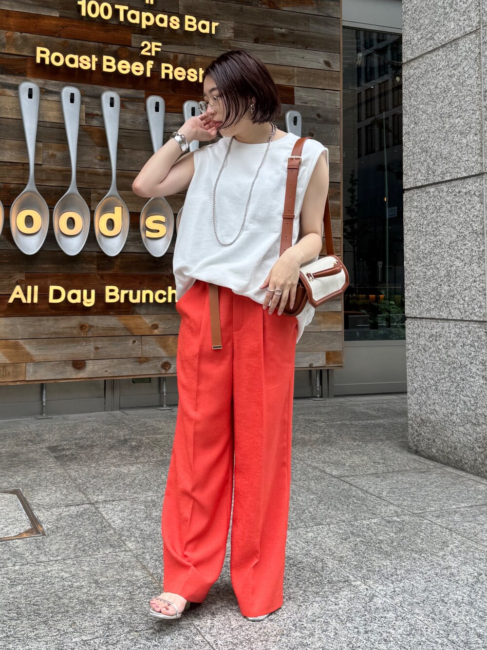 オレンジ系のその他パンツ、ホワイト系のスウェット、ブラウン系のショルダーバッグを着用したレディースの夏コーディネートの5枚目の写真