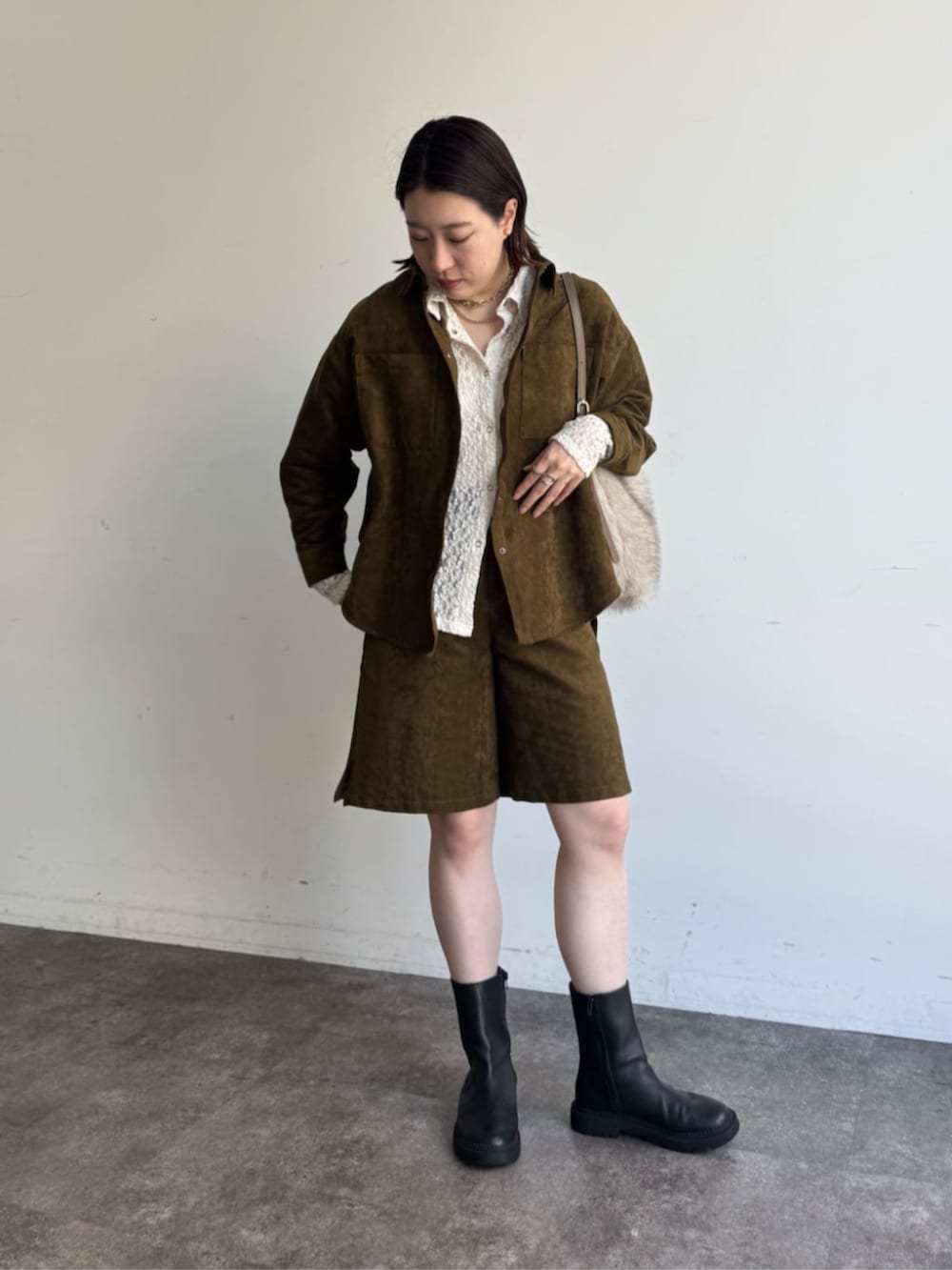 ホワイト系のシャツ/ブラウス、グリーン系のその他アウター、グリーン系のその他パンツを着用したレディースの秋コーディネートの3枚目の写真