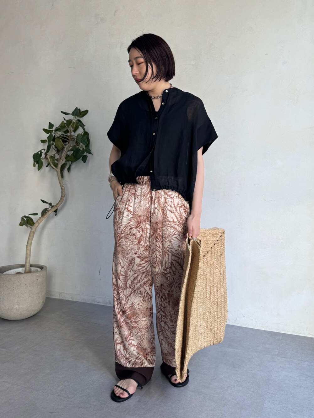 ブラウン系のその他パンツ、ブラック系のシャツ/ブラウスを着用したレディースの夏コーディネートの7枚目の写真