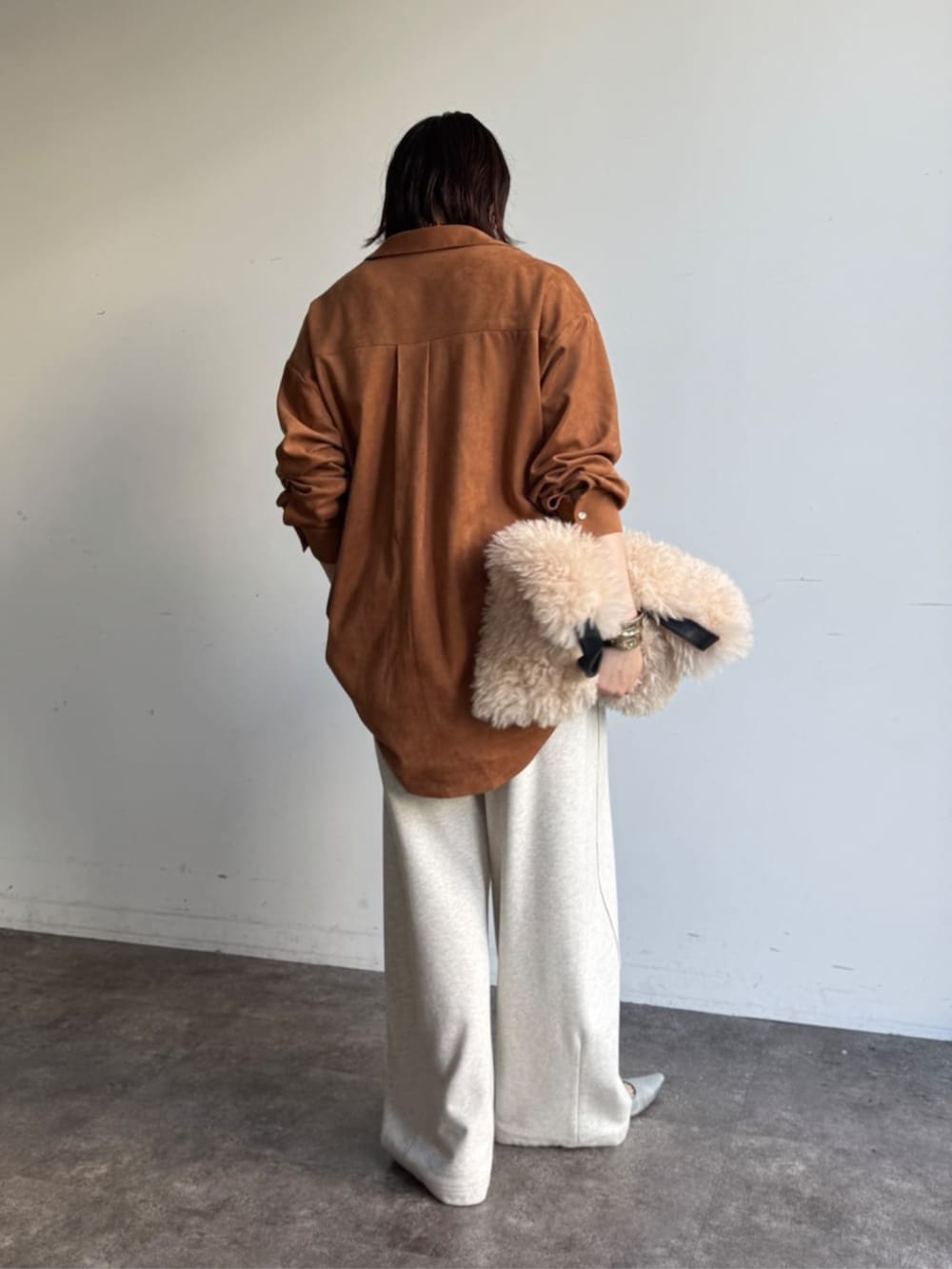 ホワイト系のその他パンツ、イエロー系のシャツ/ブラウス、ホワイト系のシャツ/ブラウスを着用したレディースの秋コーディネートの5枚目の写真