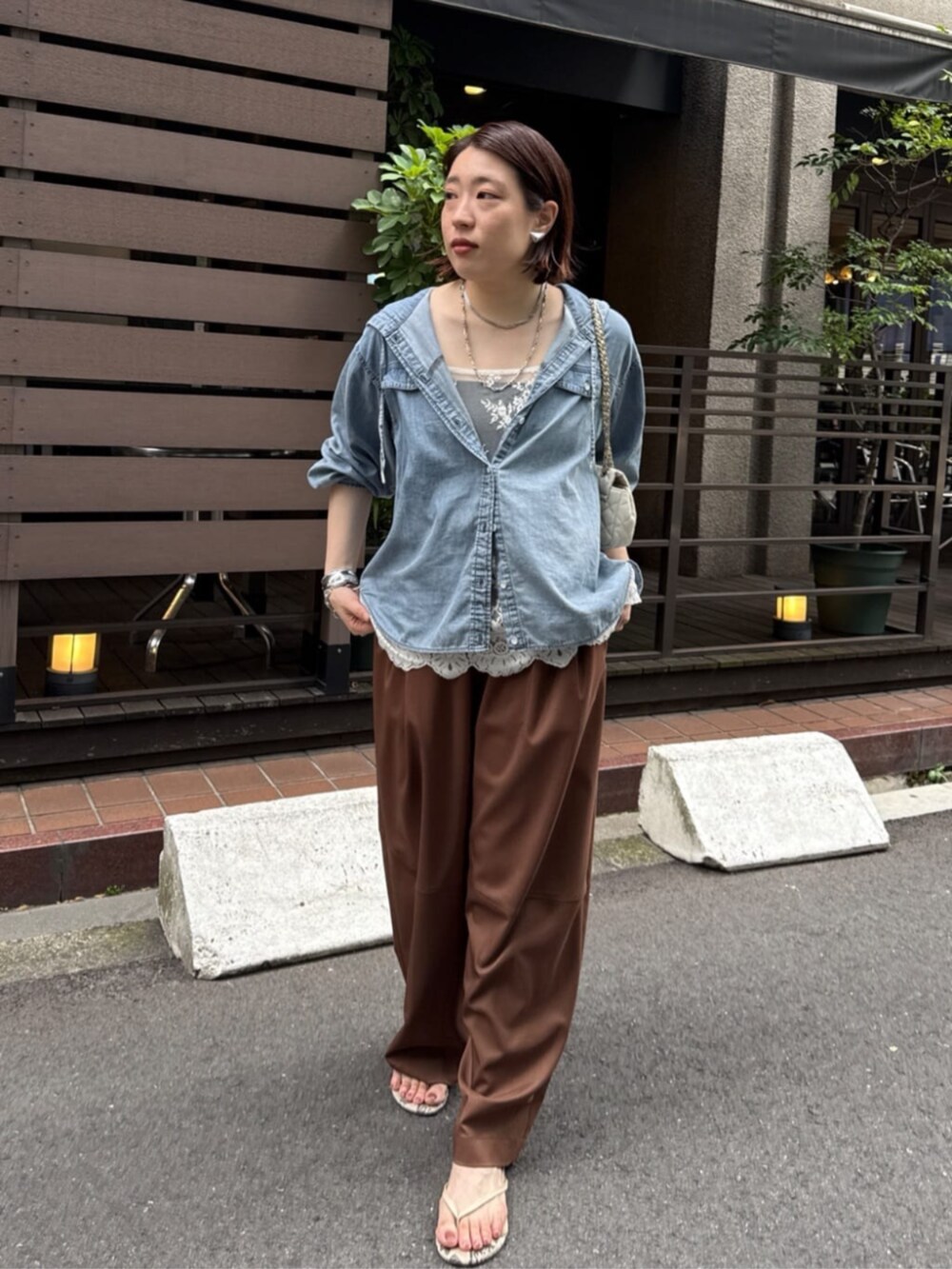 ホワイト系のシャツ/ブラウス、ブルー系のシャツ/ブラウス、ブラウン系のその他パンツを着用したレディースの夏コーディネートの4枚目の写真