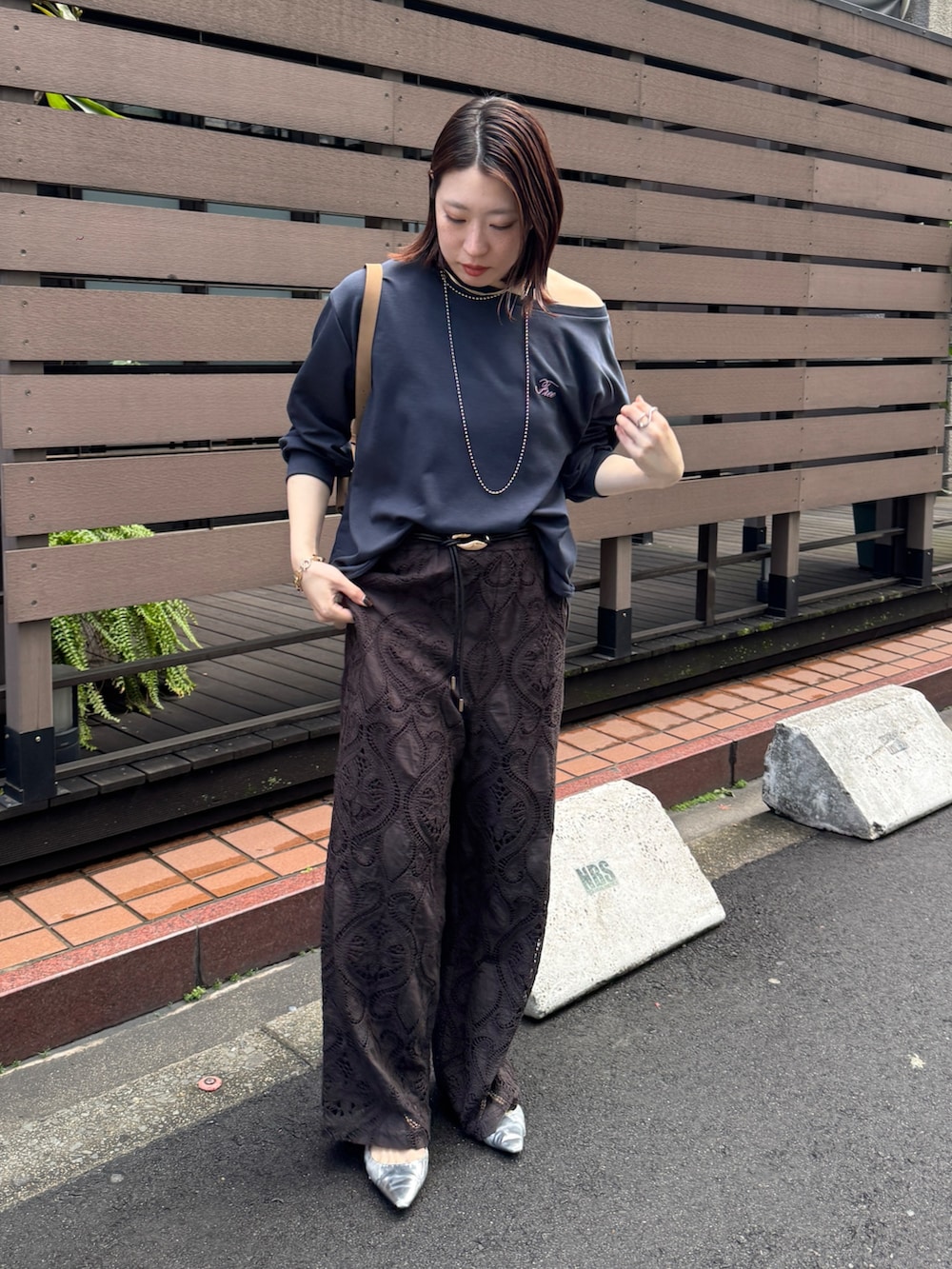 ブラウン系のその他パンツ、ブルー系のTシャツ/カットソー、ブラック系のベルトを着用したレディースの冬コーディネートの3枚目の写真