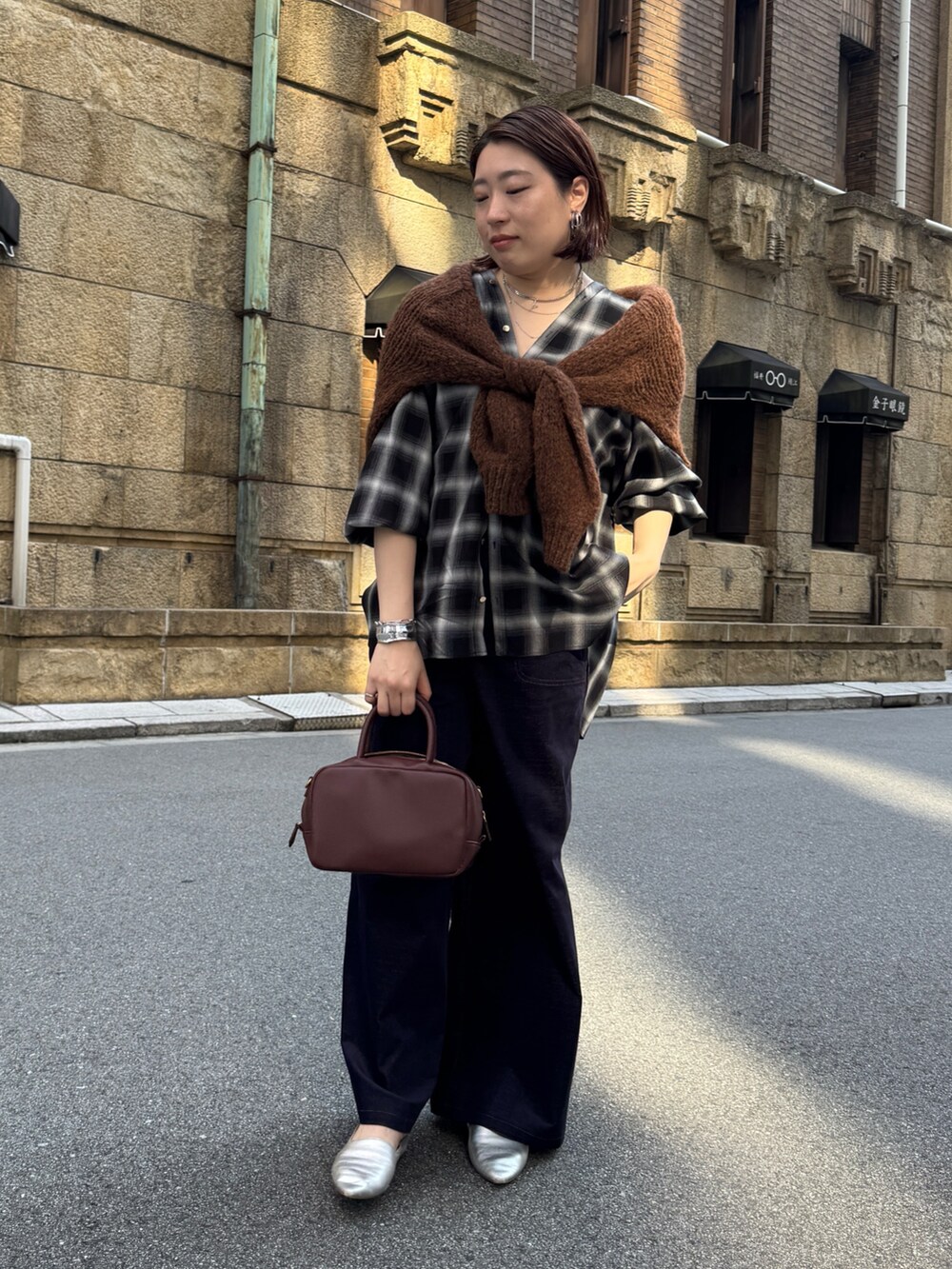 ブラック系のその他パンツ、ブラック系のシャツ/ブラウス、ブラウン系のニット/セーターを着用したレディースの秋コーディネートの5枚目の写真