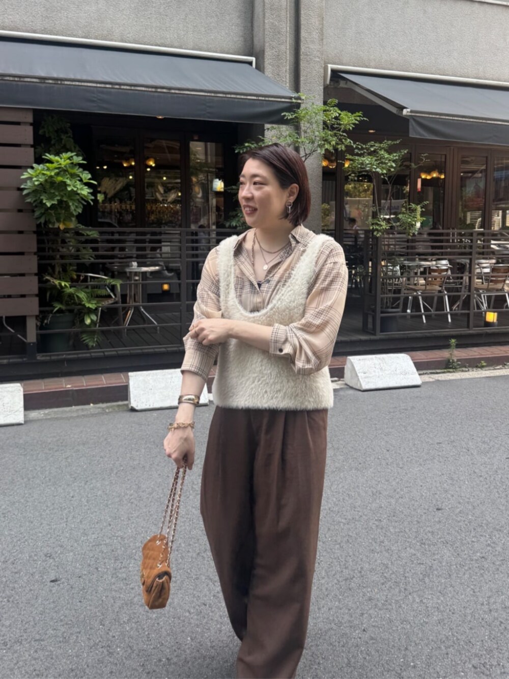 イエロー系のショルダーバッグ、ベージュ系のシャツ/ブラウス、ベージュ系のその他パンツを着用したレディースの夏コーディネートの5枚目の写真