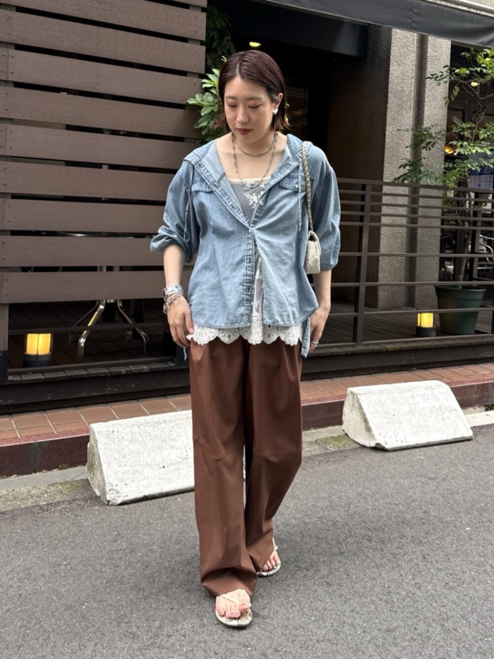 ホワイト系のシャツ/ブラウス、ブルー系のシャツ/ブラウス、ブラウン系のその他パンツを着用したレディースの夏コーディネートの2枚目の写真