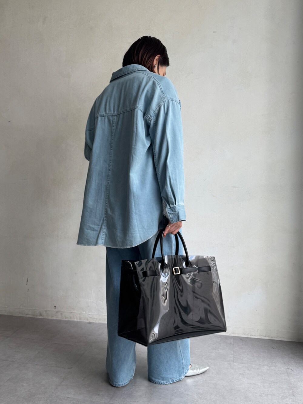 ブルー系のデニムパンツ、ブルー系のシャツ/ブラウス、ホワイト系のシャツ/ブラウスを着用したレディースの冬コーディネートの5枚目の写真