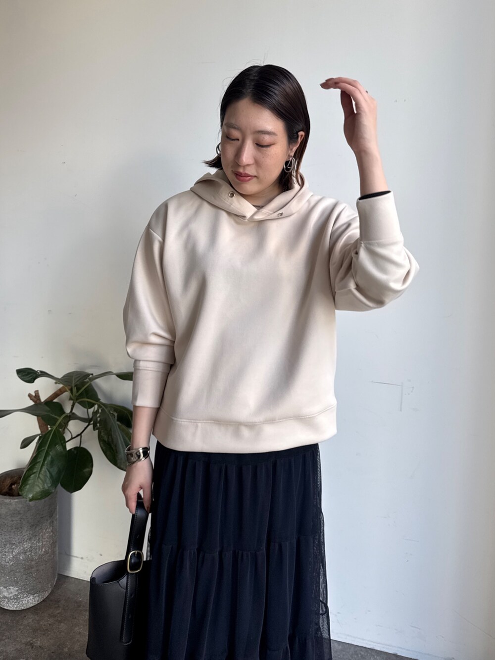 ホワイト系のセットアップ、ブルー系のスカートを着用したレディースの冬コーディネートの5枚目の写真