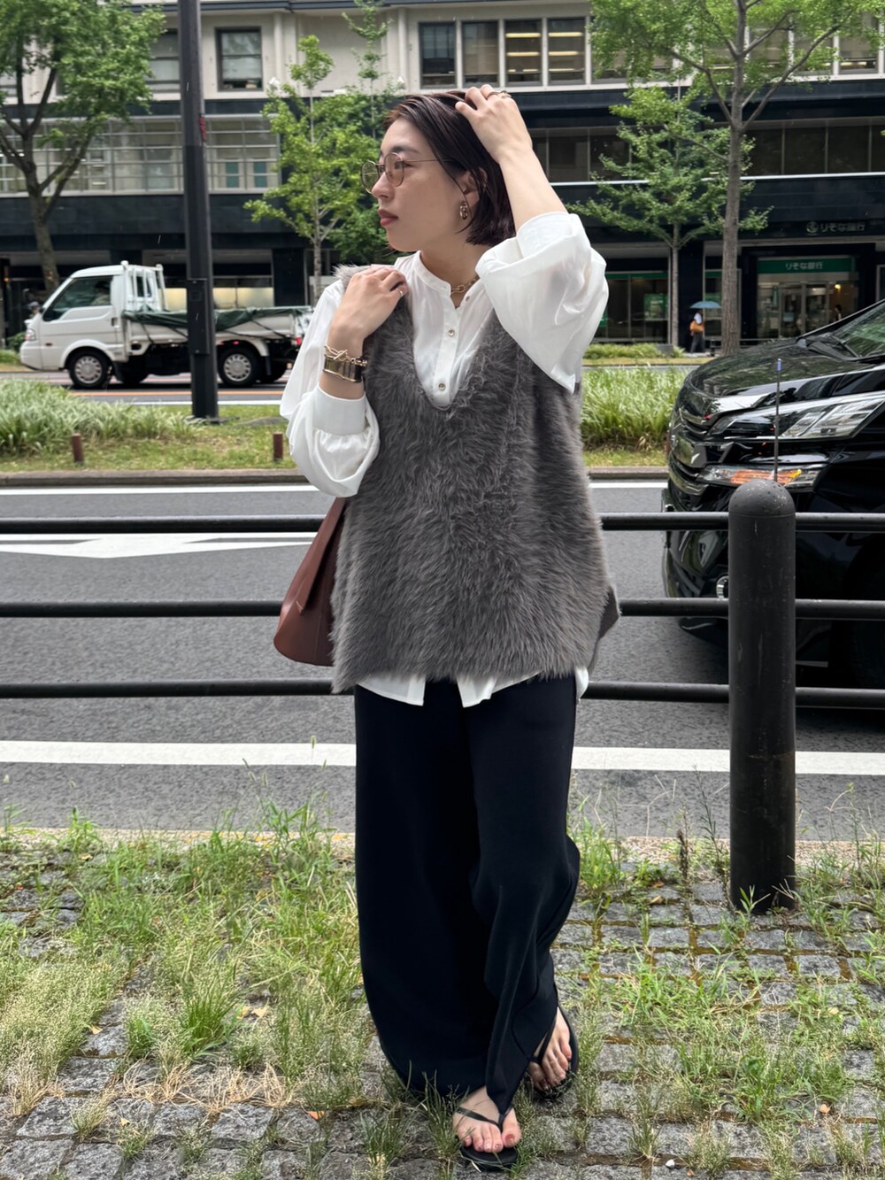 グレー系のニット/セーター、ブラック系のその他パンツ、ブラウン系のショルダーバッグを着用したレディースの夏コーディネートの9枚目の写真