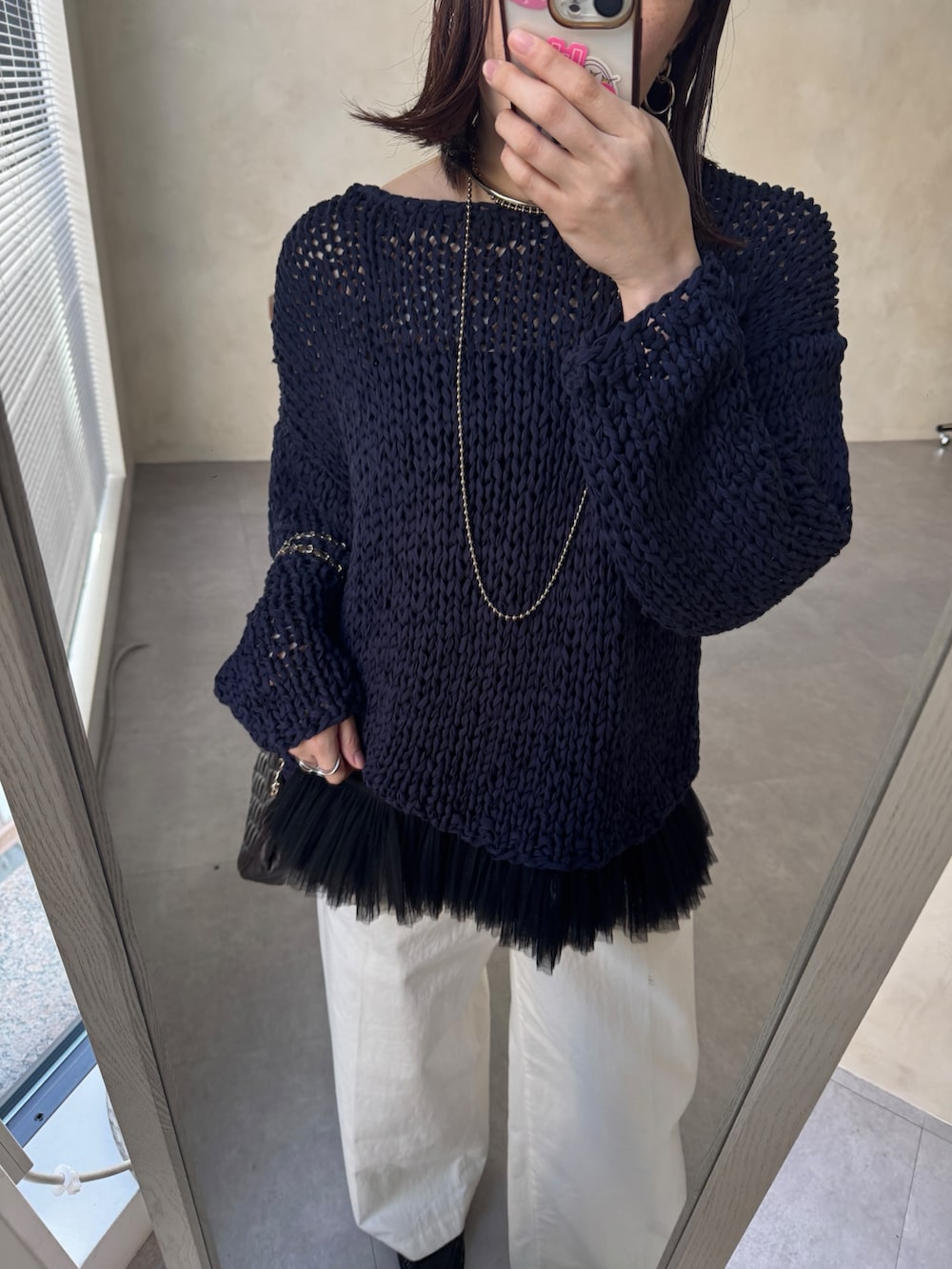 ブルー系のニット/セーター、ブラック系のシャツ/ブラウス、ホワイト系のその他パンツを着用したレディースの春コーディネートの7枚目の写真