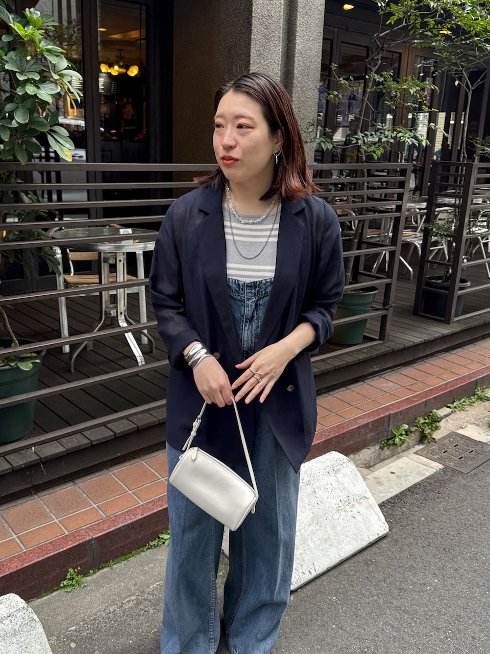 ブルー系のつなぎ/オールインワン、ブルー系のテーラードジャケット、グレー系のニット/セーターを着用したレディースの春コーディネートの4枚目の写真