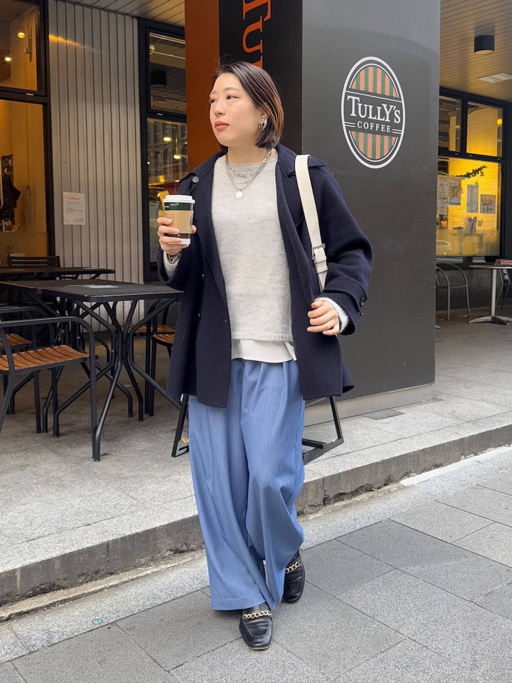 ブルー系のその他パンツ、ブルー系のその他アウター、グレー系のニット/セーターを着用したレディースの冬コーディネートの2枚目の写真
