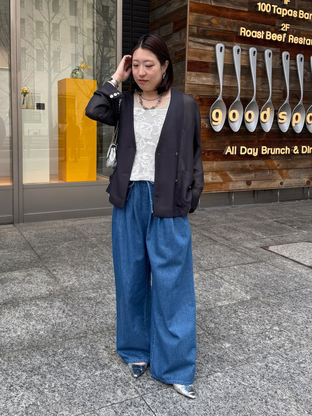 グレー系のテーラードジャケット、ブルー系のその他パンツを着用したレディースの冬コーディネートの5枚目の写真