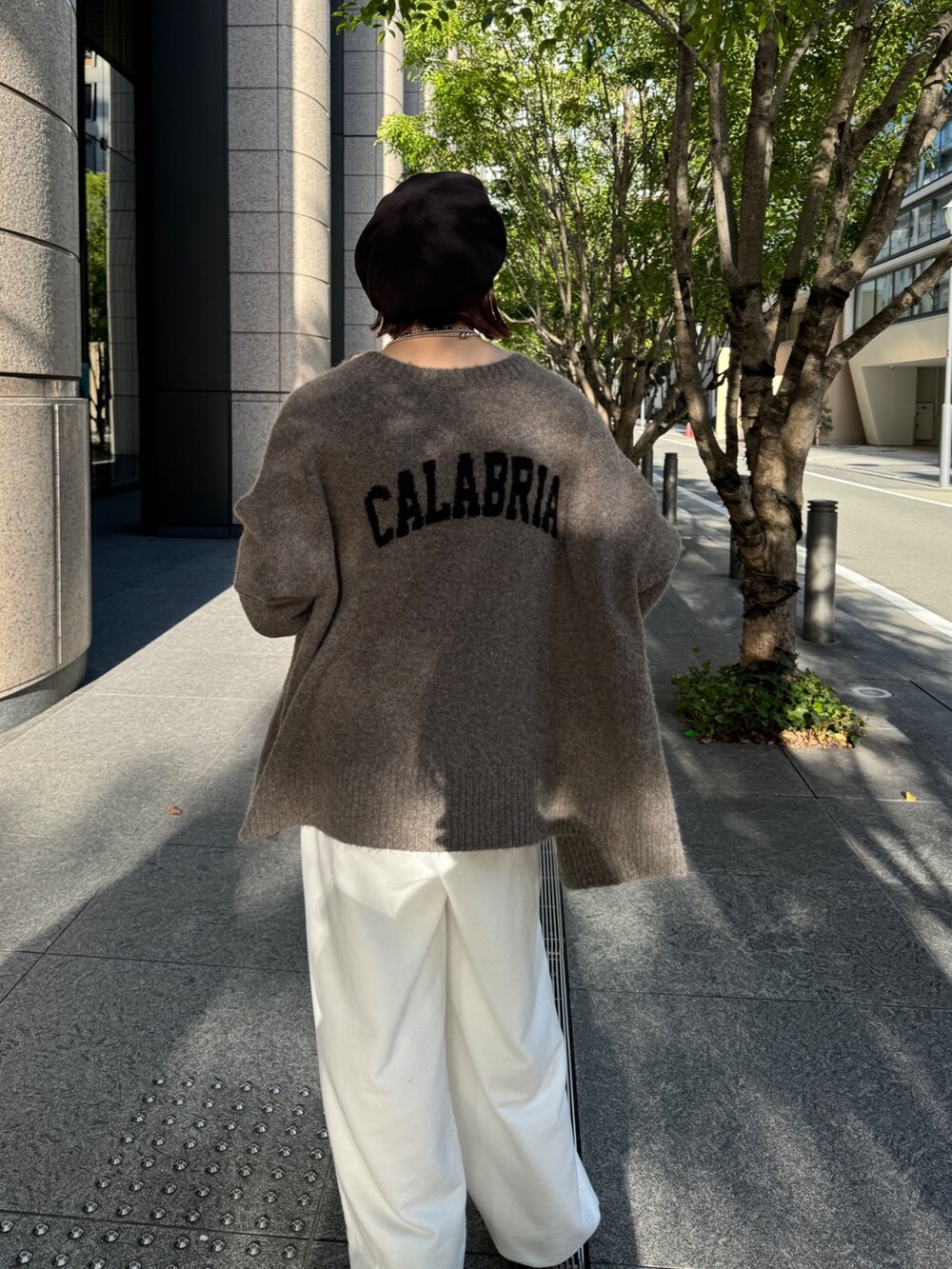 ホワイト系のスウェットパンツ、ベージュ系のニット/セーター、ブラウン系のショルダーバッグを着用したレディースの夏コーディネートの5枚目の写真